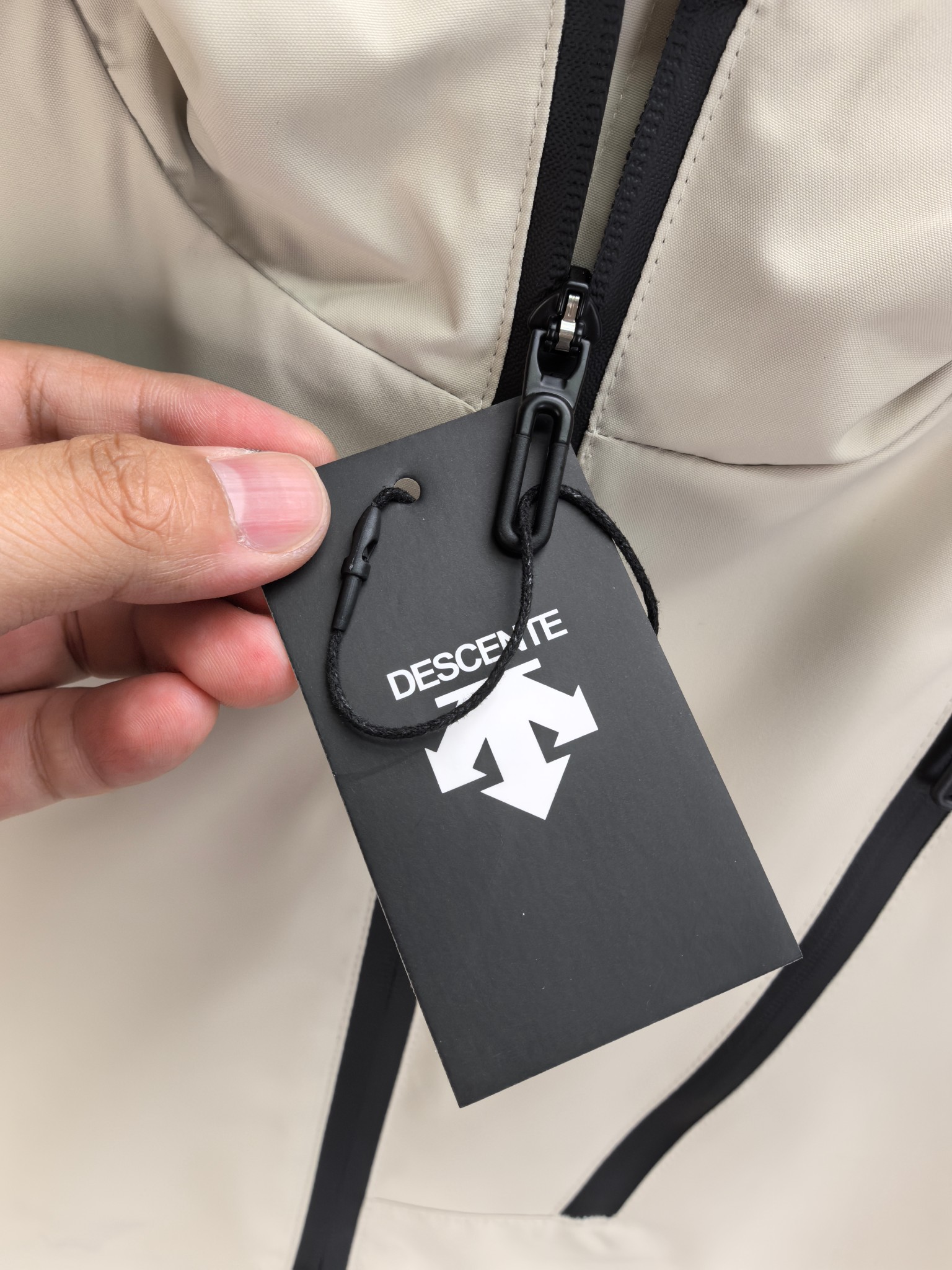 迪桑特。2025最新款秋冬男士新品 防风防雨夹克冲锋衣！连帽外套更是秋冬衣橱里必不可少的一件！胸口刺绣L