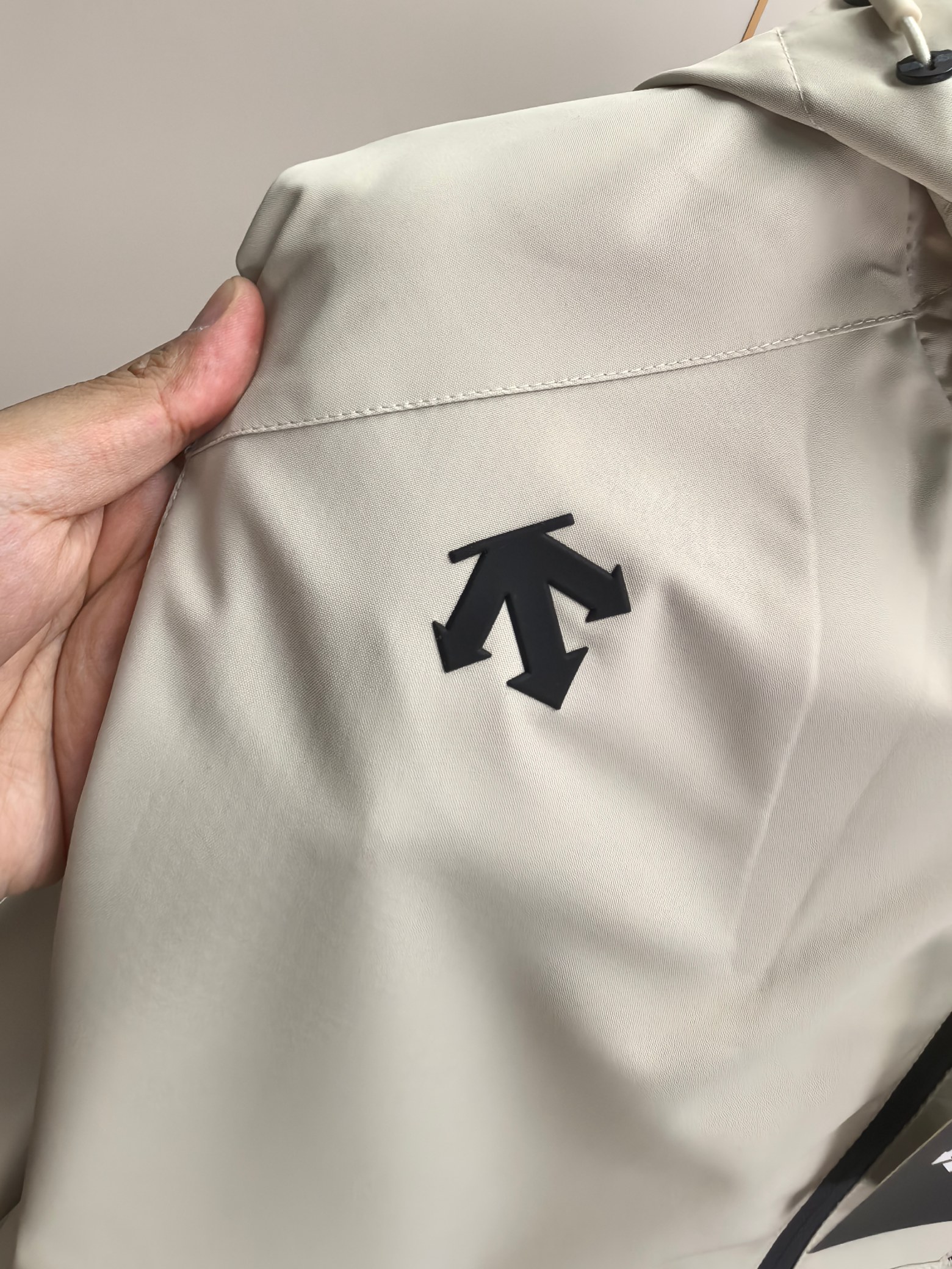 迪桑特。2025最新款秋冬男士新品 防风防雨夹克冲锋衣！连帽外套更是秋冬衣橱里必不可少的一件！胸口刺绣L