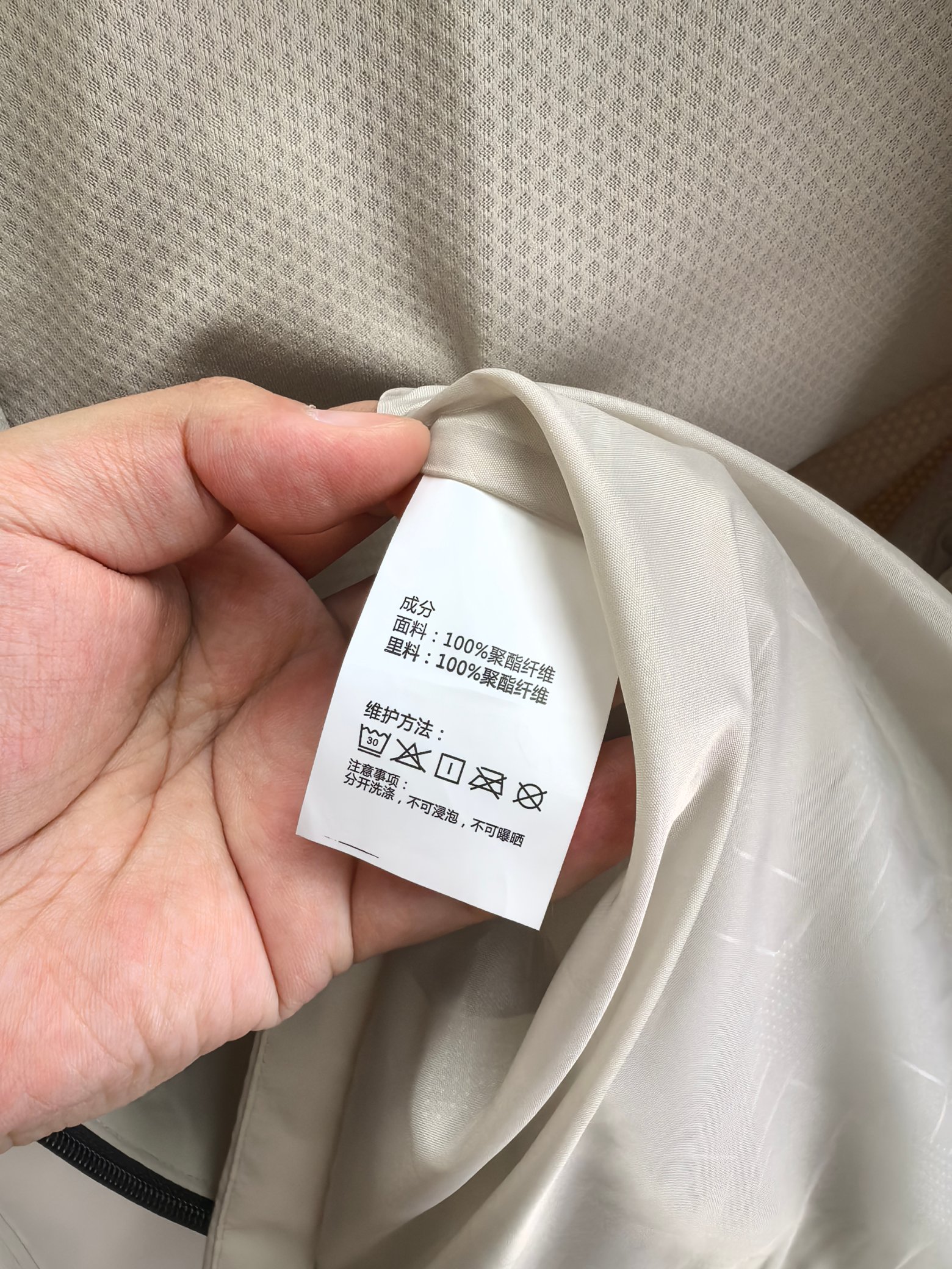 迪桑特。2025最新款秋冬男士新品 防风防雨夹克冲锋衣！连帽外套更是秋冬衣橱里必不可少的一件！胸口刺绣L