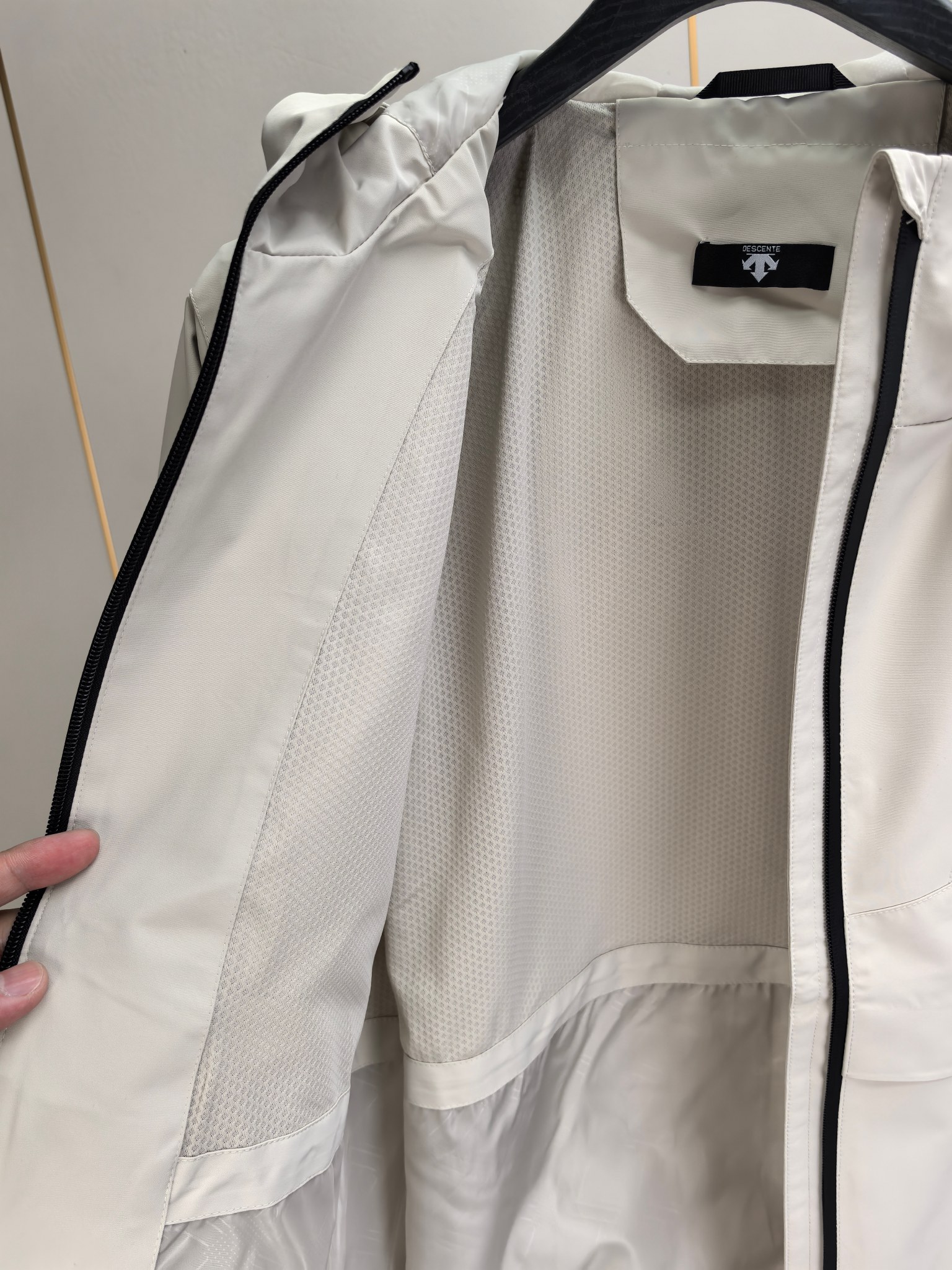 迪桑特。2025最新款秋冬男士新品 防风防雨夹克冲锋衣！连帽外套更是秋冬衣橱里必不可少的一件！胸口刺绣L