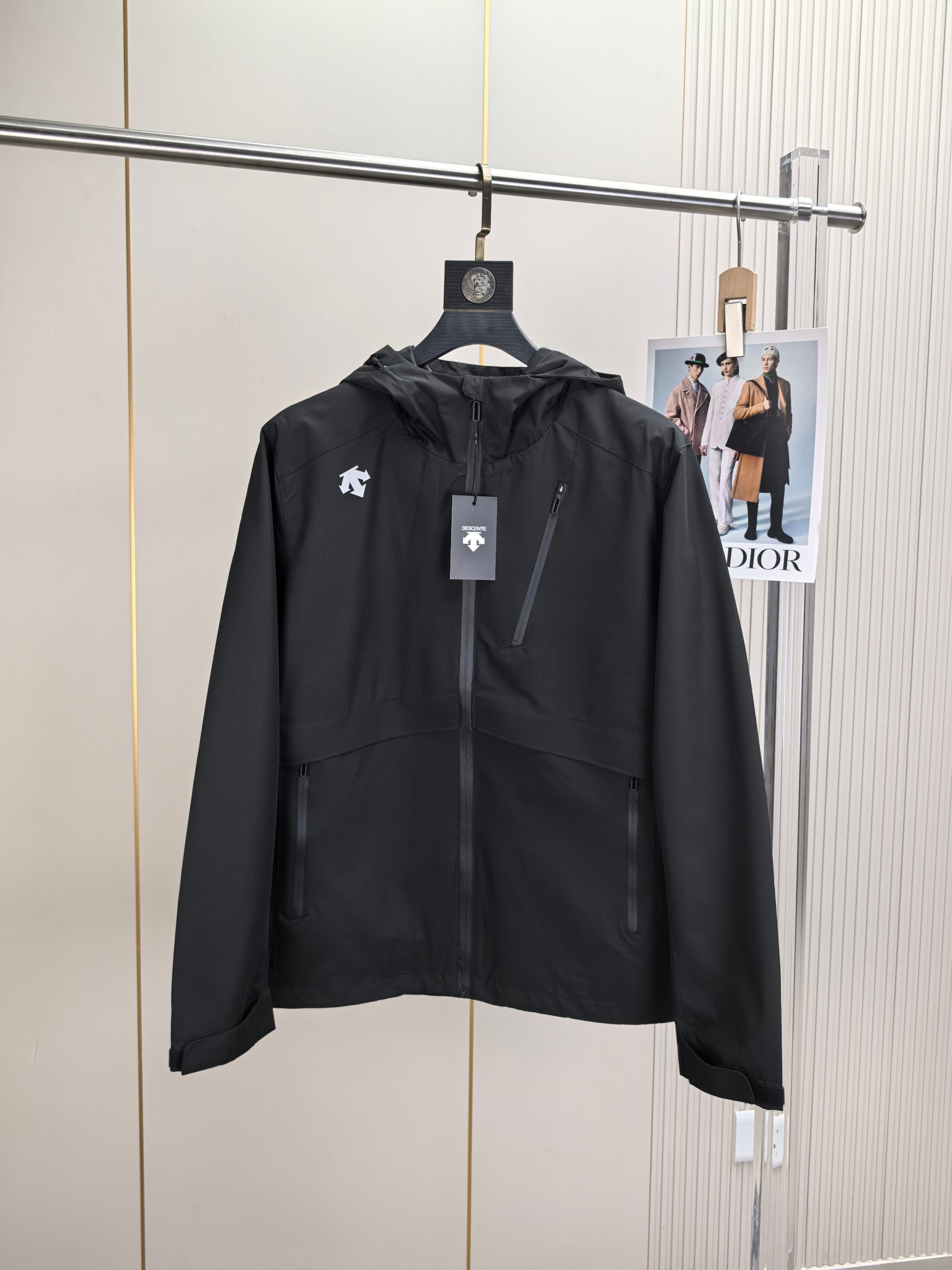 迪桑特。2025最新款秋冬男士新品 防风防雨夹克冲锋衣！连帽外套更是秋冬衣橱里必不可少的一件！胸口刺绣L