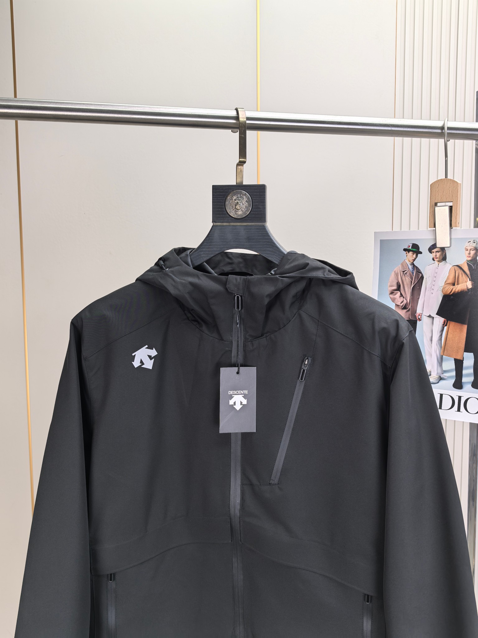 迪桑特。2025最新款秋冬男士新品 防风防雨夹克冲锋衣！连帽外套更是秋冬衣橱里必不可少的一件！胸口刺绣L