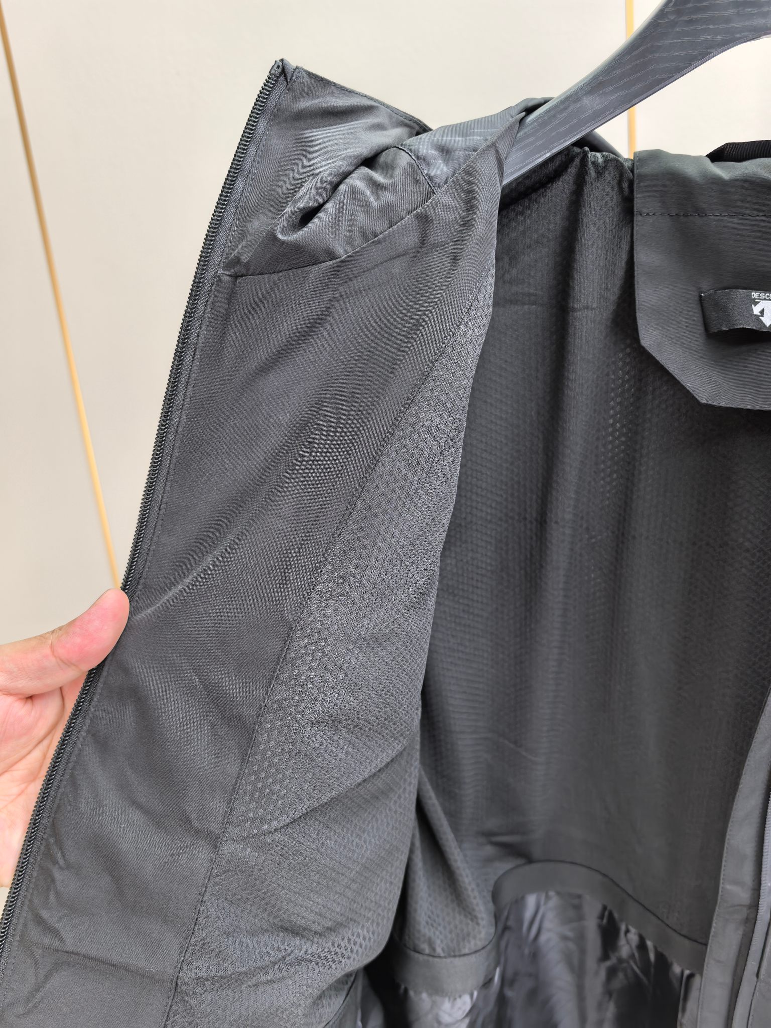 迪桑特。2025最新款秋冬男士新品 防风防雨夹克冲锋衣！连帽外套更是秋冬衣橱里必不可少的一件！胸口刺绣L