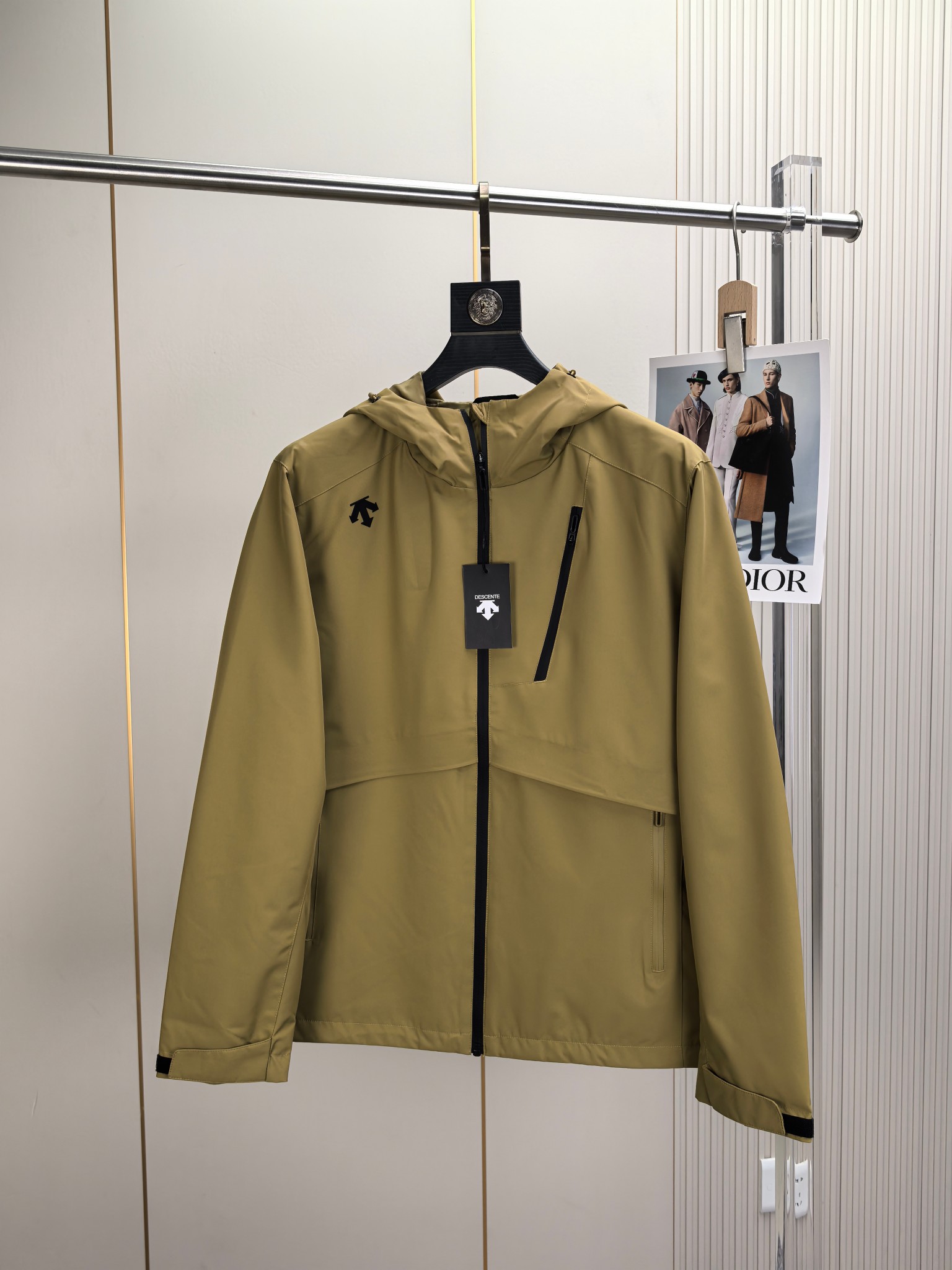 迪桑特。2025最新款秋冬男士新品 防风防雨夹克冲锋衣！连帽外套更是秋冬衣橱里必不可少的一件！胸口刺绣L