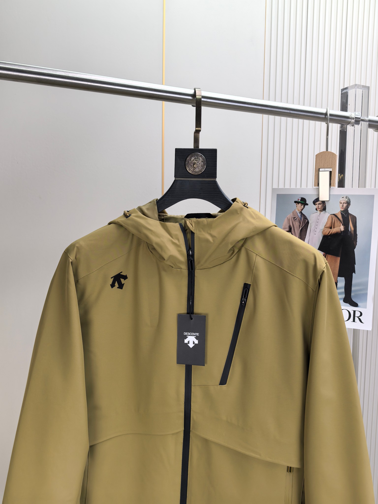 迪桑特。2025最新款秋冬男士新品 防风防雨夹克冲锋衣！连帽外套更是秋冬衣橱里必不可少的一件！胸口刺绣L