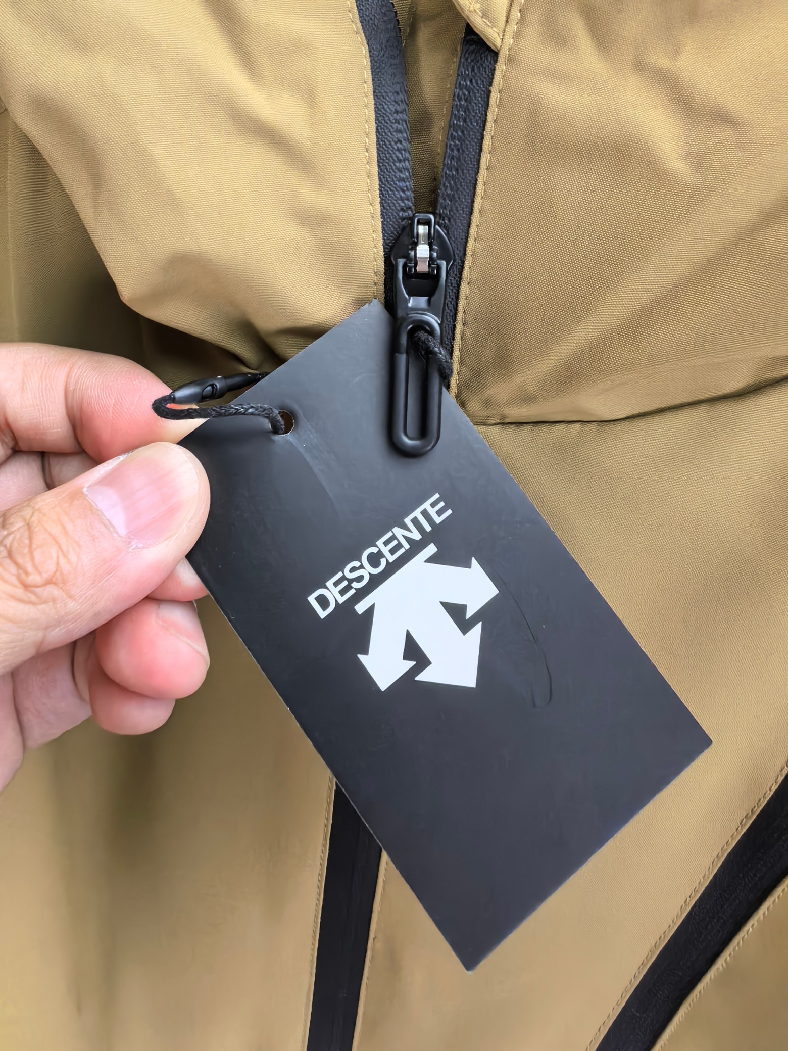 迪桑特。2025最新款秋冬男士新品 防风防雨夹克冲锋衣！连帽外套更是秋冬衣橱里必不可少的一件！胸口刺绣L