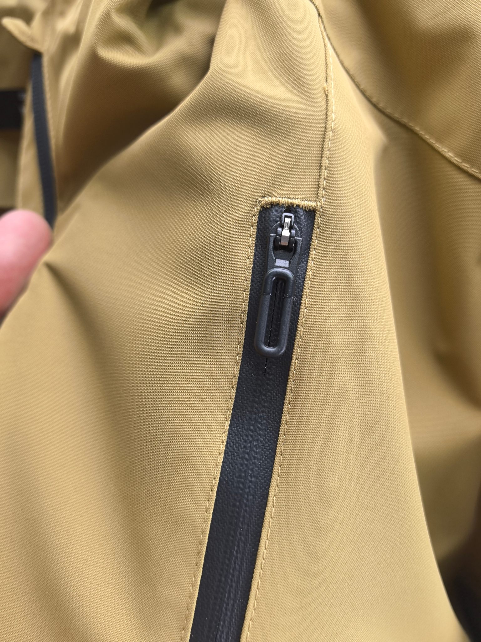 迪桑特。2025最新款秋冬男士新品 防风防雨夹克冲锋衣！连帽外套更是秋冬衣橱里必不可少的一件！胸口刺绣L