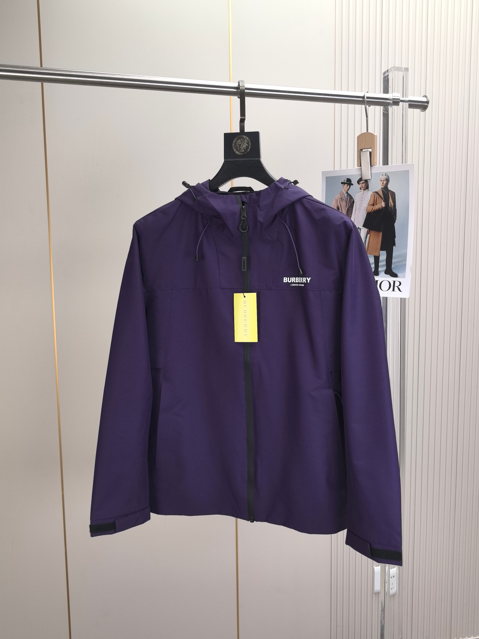 巴宝莉。2025最新款秋冬男士新品 防风防雨夹克冲锋衣！连帽外套更是秋冬衣橱里必不可少的一件！胸口刺绣L