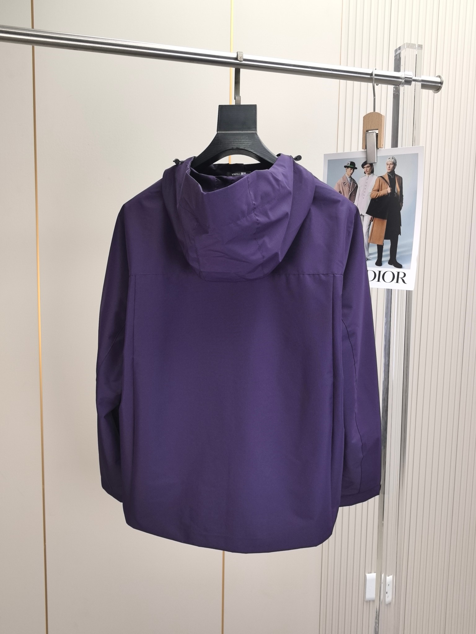 巴宝莉。2025最新款秋冬男士新品 防风防雨夹克冲锋衣！连帽外套更是秋冬衣橱里必不可少的一件！胸口刺绣L