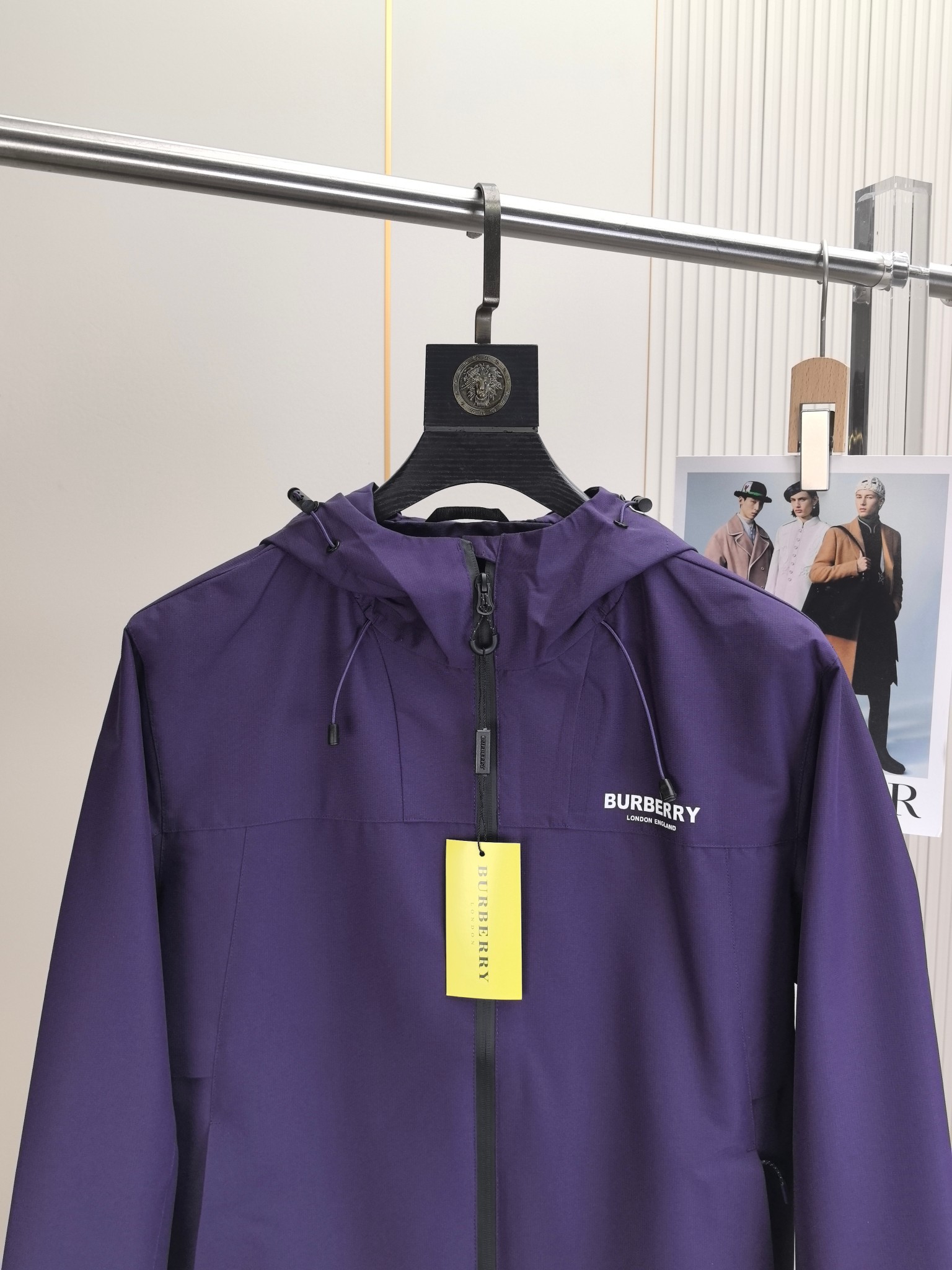 巴宝莉。2025最新款秋冬男士新品 防风防雨夹克冲锋衣！连帽外套更是秋冬衣橱里必不可少的一件！胸口刺绣L