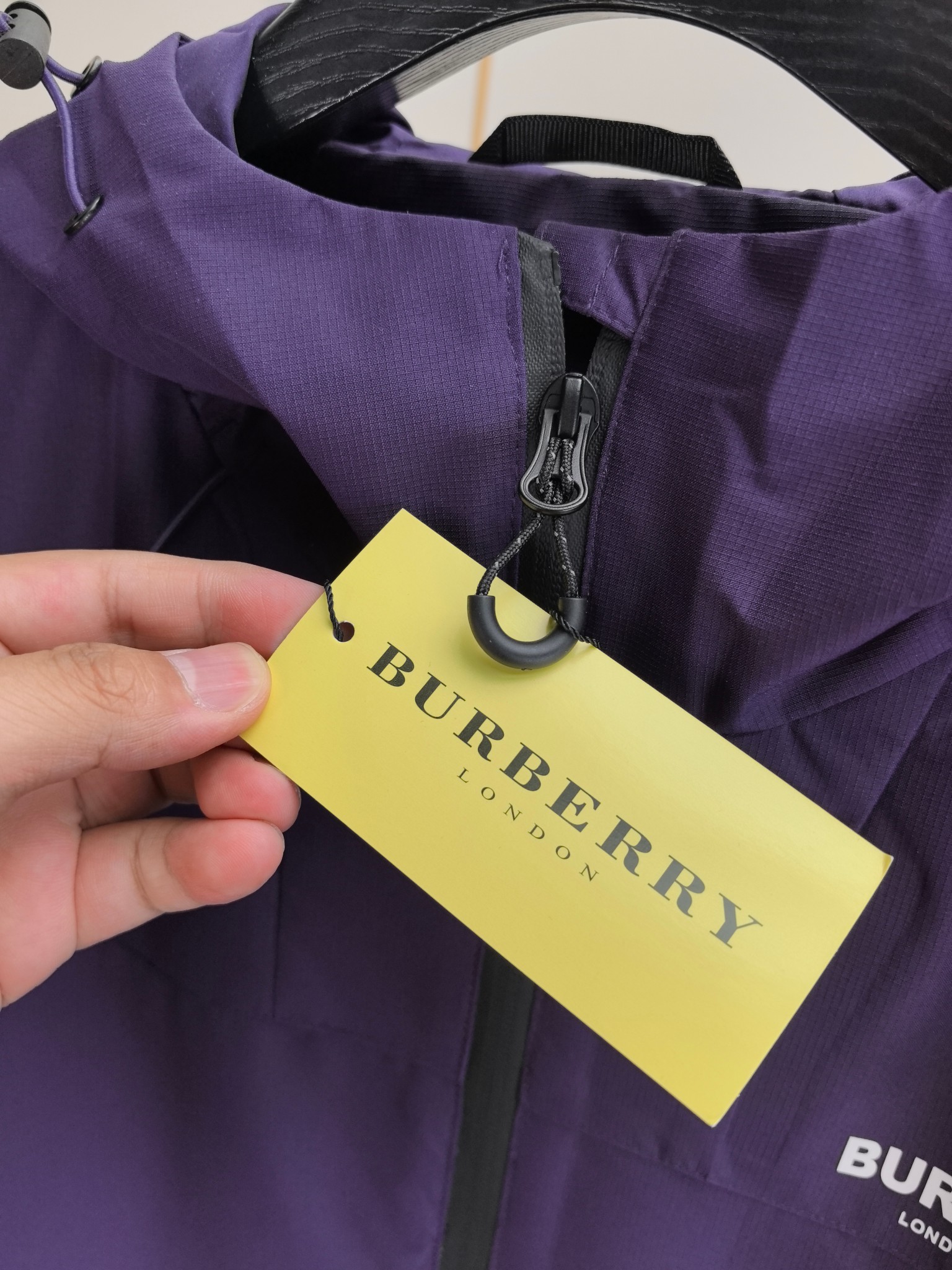 巴宝莉。2025最新款秋冬男士新品 防风防雨夹克冲锋衣！连帽外套更是秋冬衣橱里必不可少的一件！胸口刺绣L