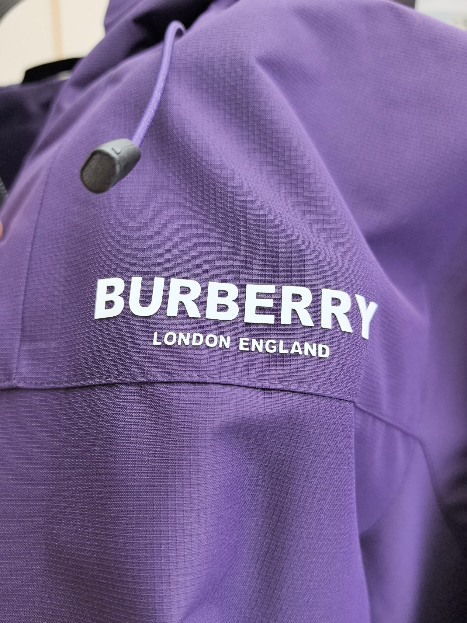 巴宝莉。2025最新款秋冬男士新品 防风防雨夹克冲锋衣！连帽外套更是秋冬衣橱里必不可少的一件！胸口刺绣L