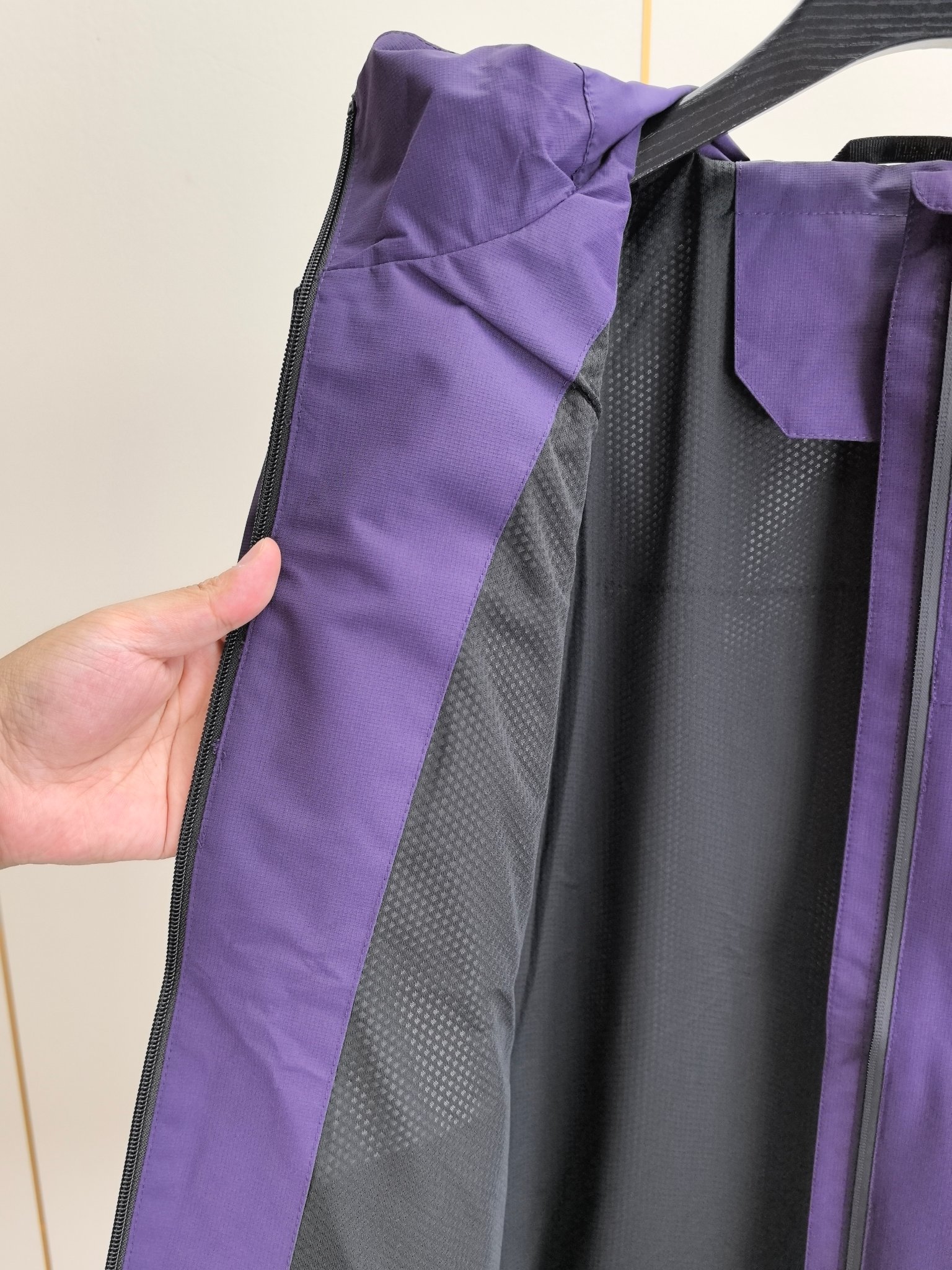 巴宝莉。2025最新款秋冬男士新品 防风防雨夹克冲锋衣！连帽外套更是秋冬衣橱里必不可少的一件！胸口刺绣L