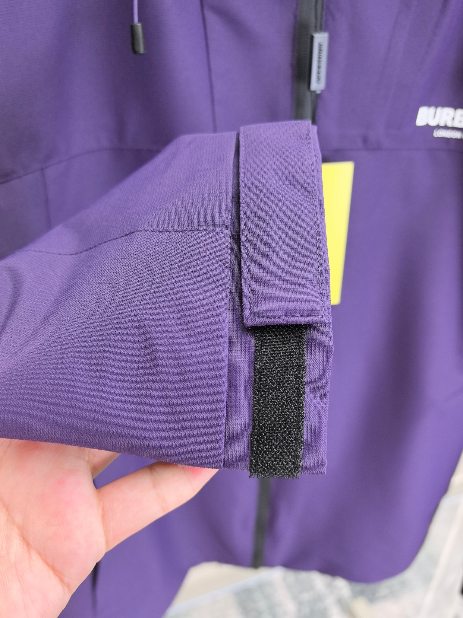 巴宝莉。2025最新款秋冬男士新品 防风防雨夹克冲锋衣！连帽外套更是秋冬衣橱里必不可少的一件！胸口刺绣L