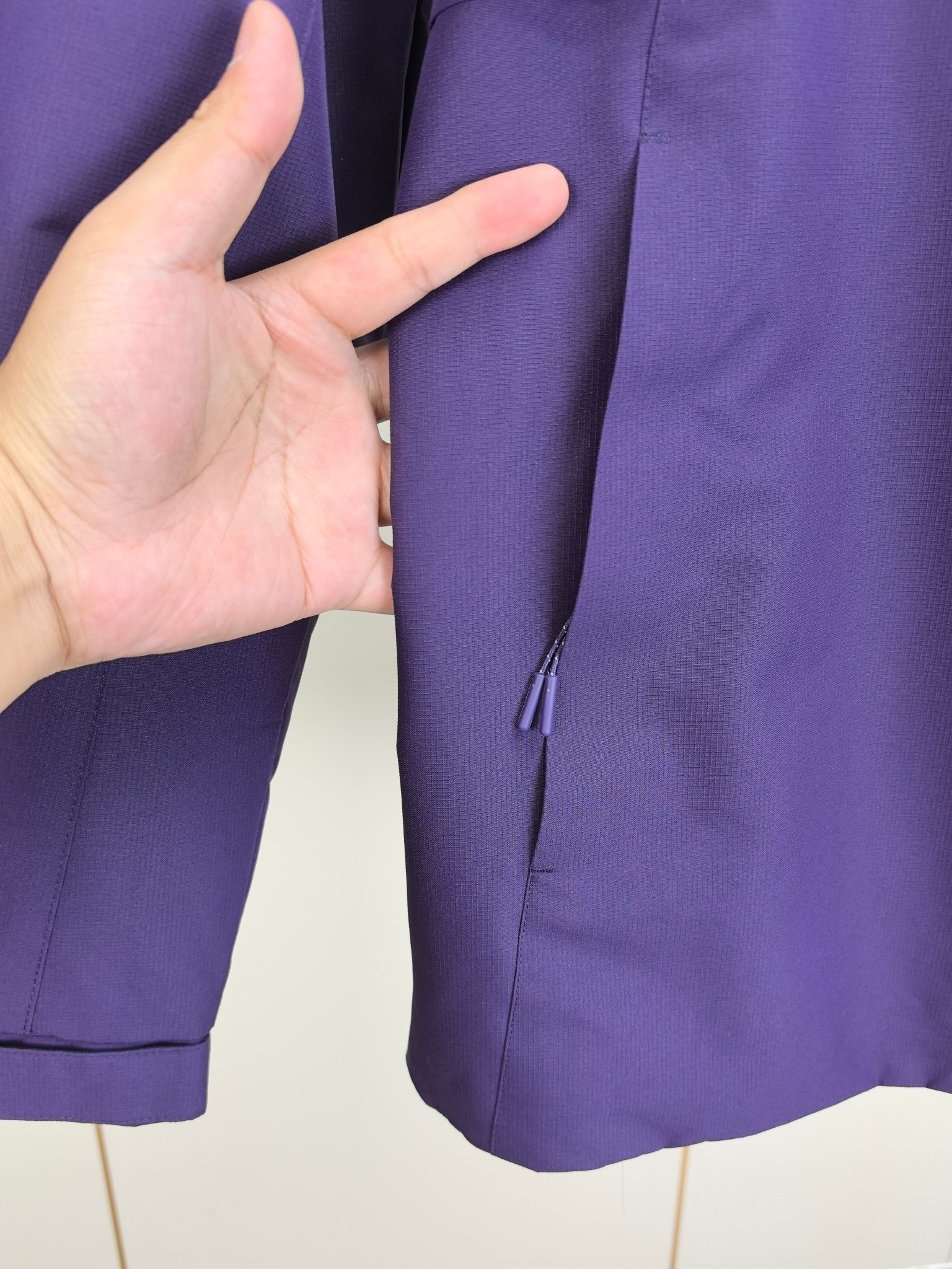 巴宝莉。2025最新款秋冬男士新品 防风防雨夹克冲锋衣！连帽外套更是秋冬衣橱里必不可少的一件！胸口刺绣L