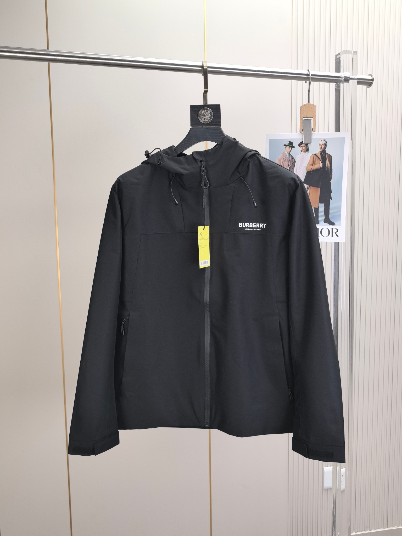 巴宝莉。2025最新款秋冬男士新品 防风防雨夹克冲锋衣！连帽外套更是秋冬衣橱里必不可少的一件！胸口刺绣L