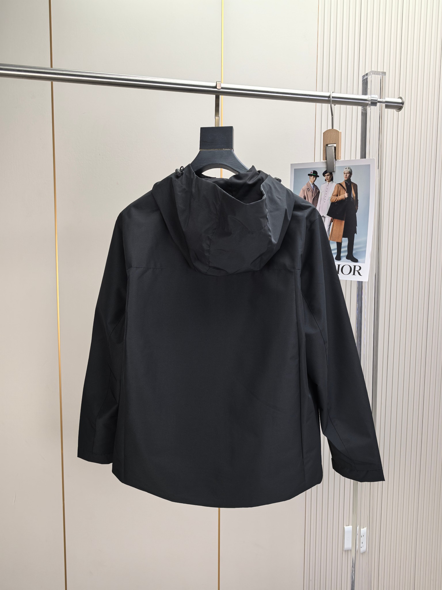 巴宝莉。2025最新款秋冬男士新品 防风防雨夹克冲锋衣！连帽外套更是秋冬衣橱里必不可少的一件！胸口刺绣L