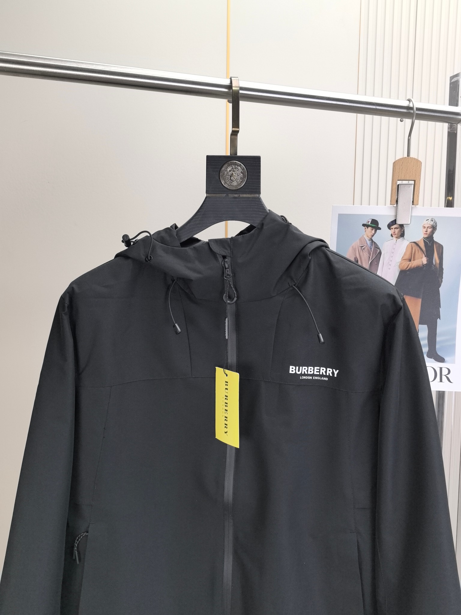 巴宝莉。2025最新款秋冬男士新品 防风防雨夹克冲锋衣！连帽外套更是秋冬衣橱里必不可少的一件！胸口刺绣L