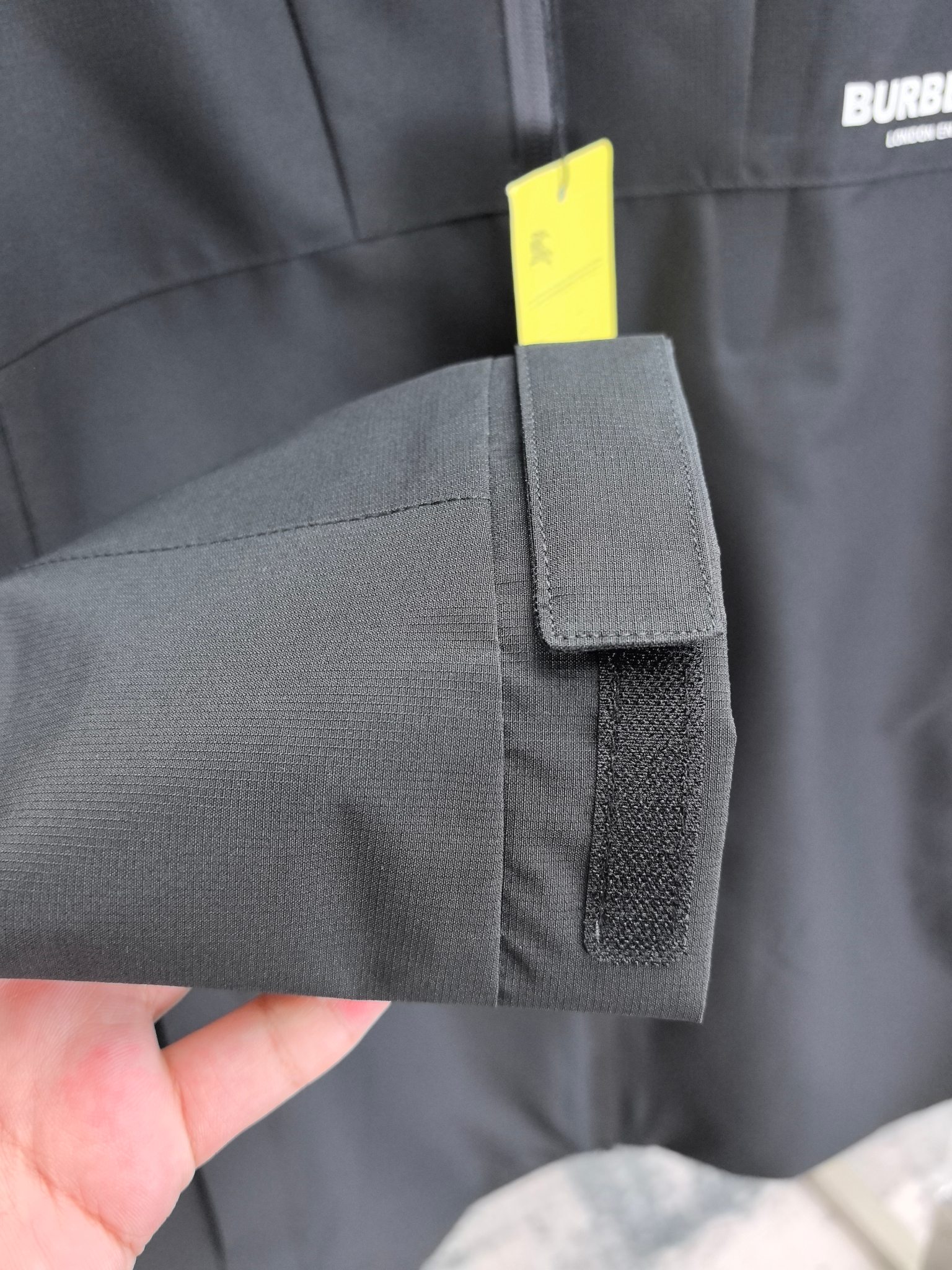 巴宝莉。2025最新款秋冬男士新品 防风防雨夹克冲锋衣！连帽外套更是秋冬衣橱里必不可少的一件！胸口刺绣L