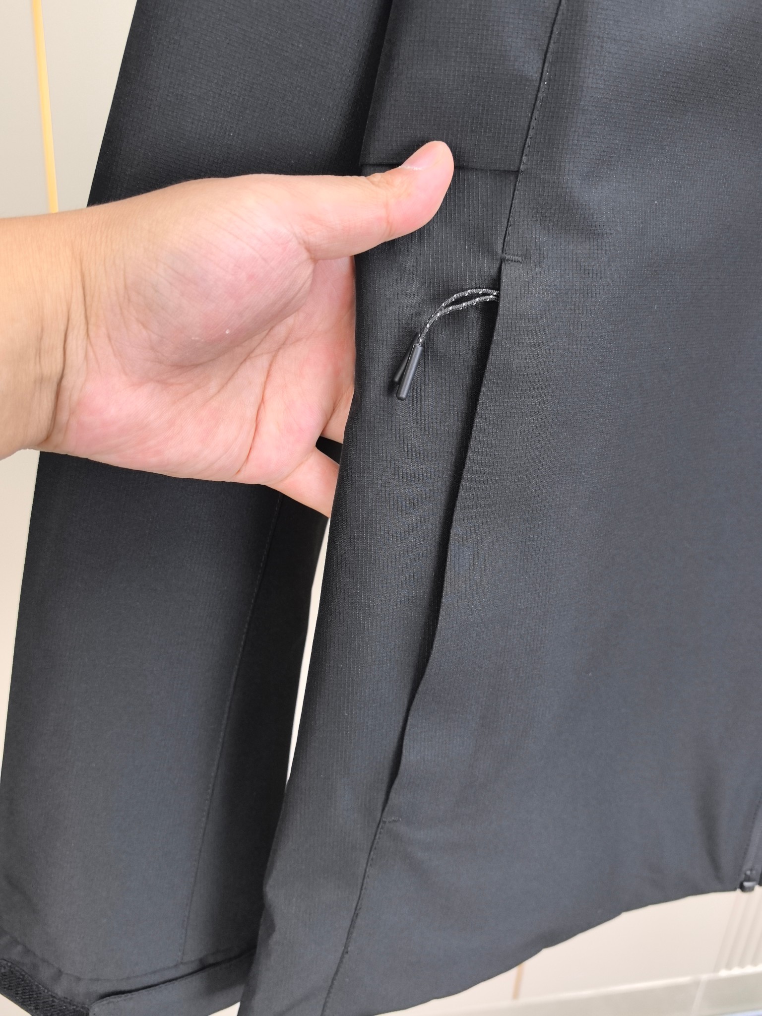 巴宝莉。2025最新款秋冬男士新品 防风防雨夹克冲锋衣！连帽外套更是秋冬衣橱里必不可少的一件！胸口刺绣L