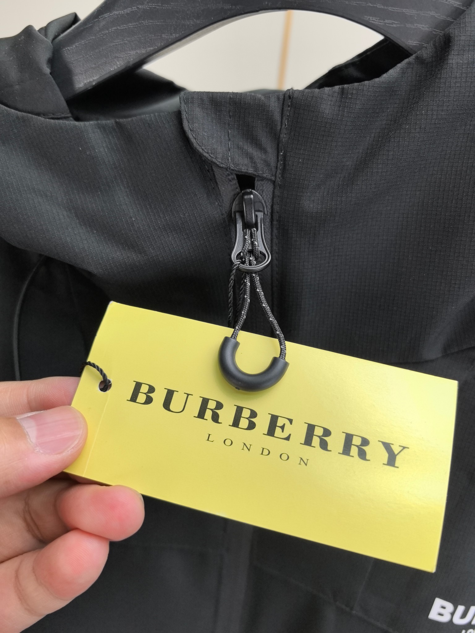 巴宝莉。2025最新款秋冬男士新品 防风防雨夹克冲锋衣！连帽外套更是秋冬衣橱里必不可少的一件！胸口刺绣L