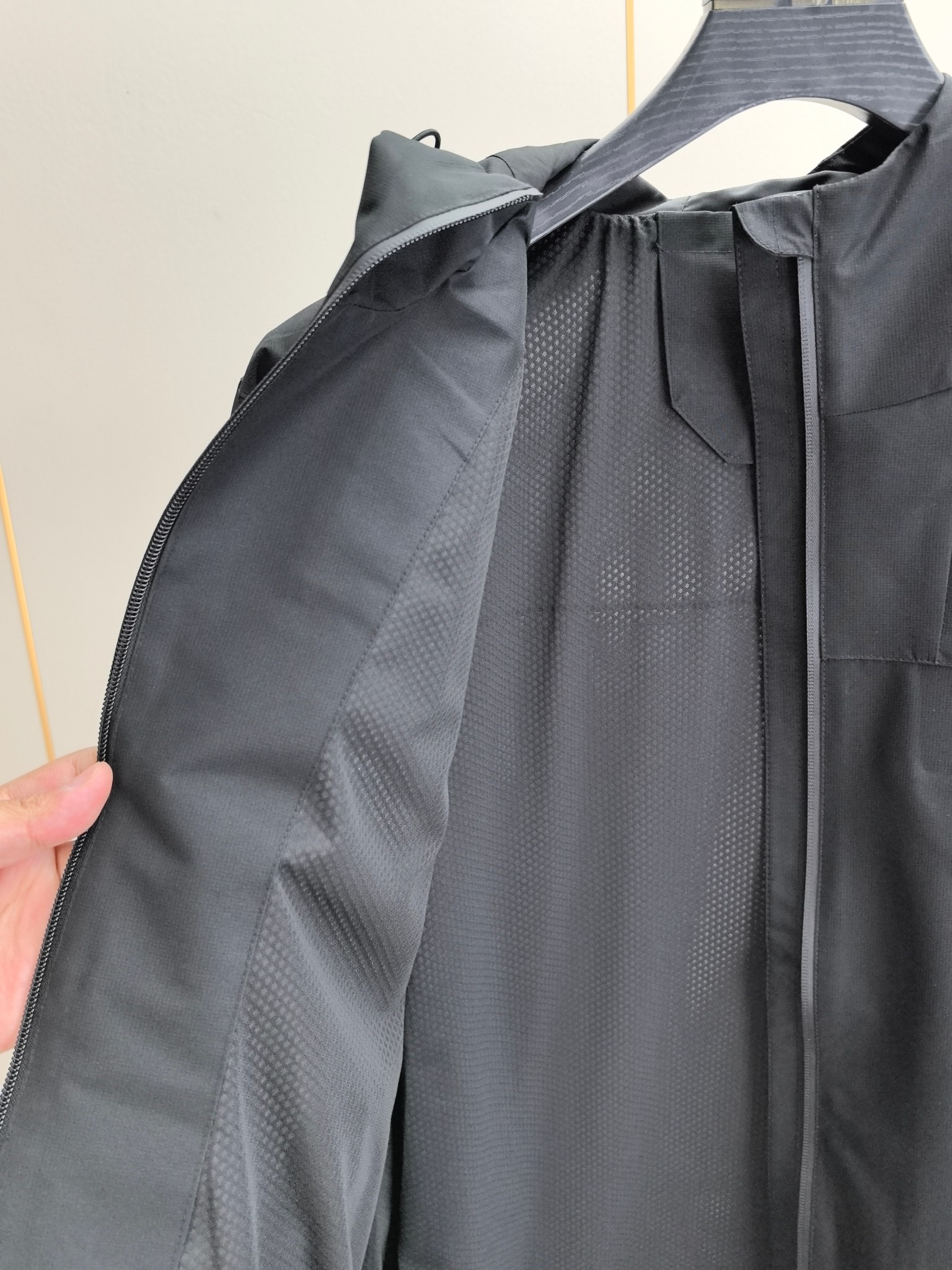 巴宝莉。2025最新款秋冬男士新品 防风防雨夹克冲锋衣！连帽外套更是秋冬衣橱里必不可少的一件！胸口刺绣L