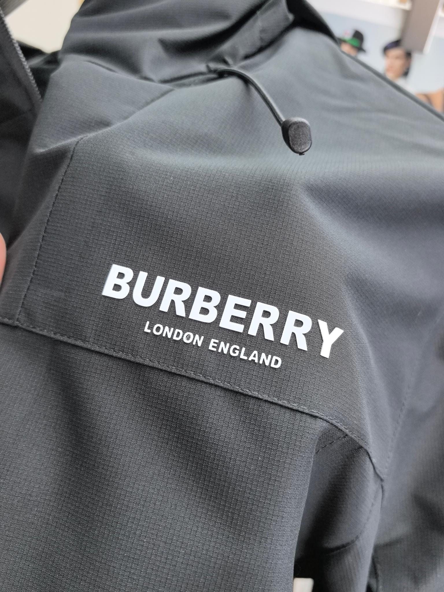 巴宝莉。2025最新款秋冬男士新品 防风防雨夹克冲锋衣！连帽外套更是秋冬衣橱里必不可少的一件！胸口刺绣L