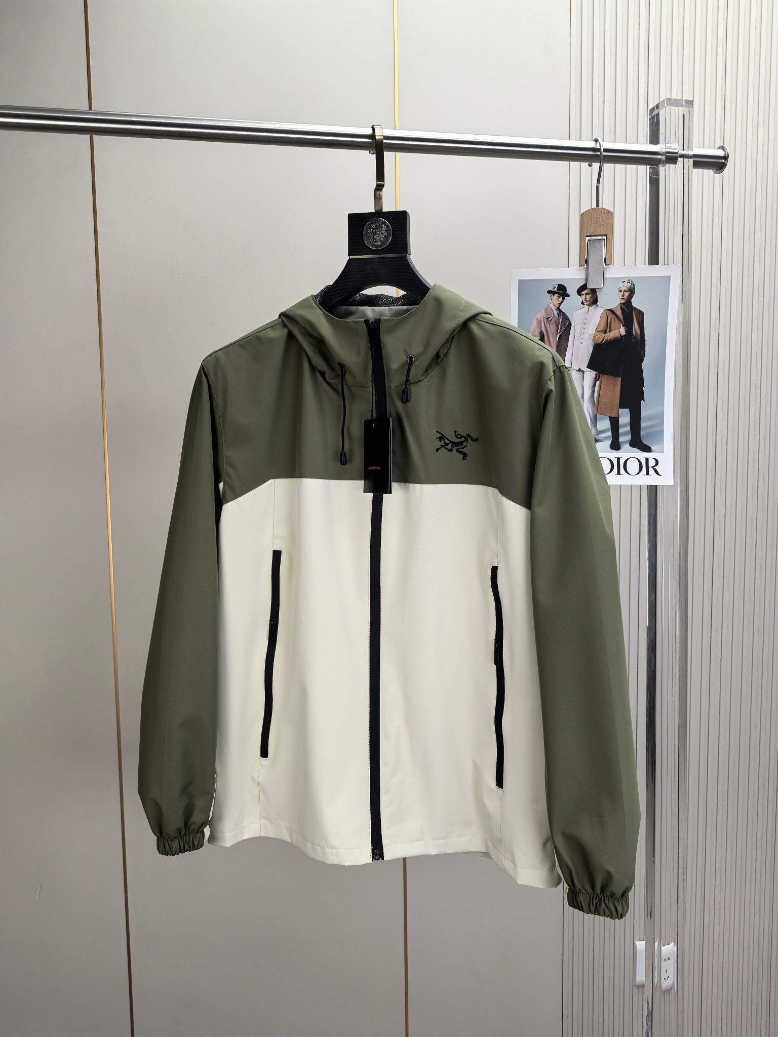 始祖鸟。2025最新款秋冬男士新品 防风防雨夹克冲锋衣！连帽外套更是秋冬衣橱里必不可少的一件！胸口刺绣L