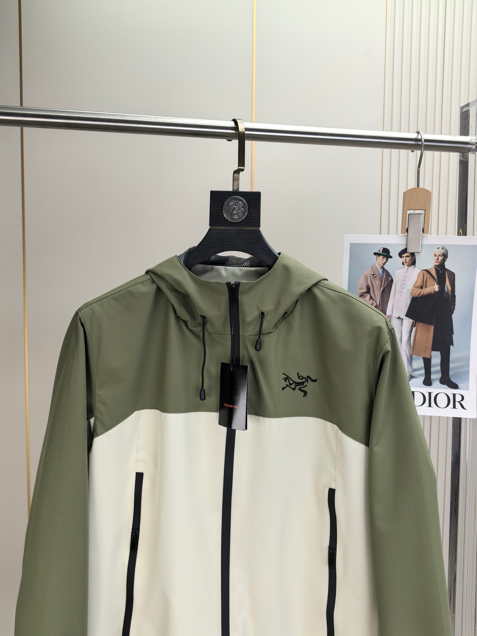 始祖鸟。2025最新款秋冬男士新品 防风防雨夹克冲锋衣！连帽外套更是秋冬衣橱里必不可少的一件！胸口刺绣L