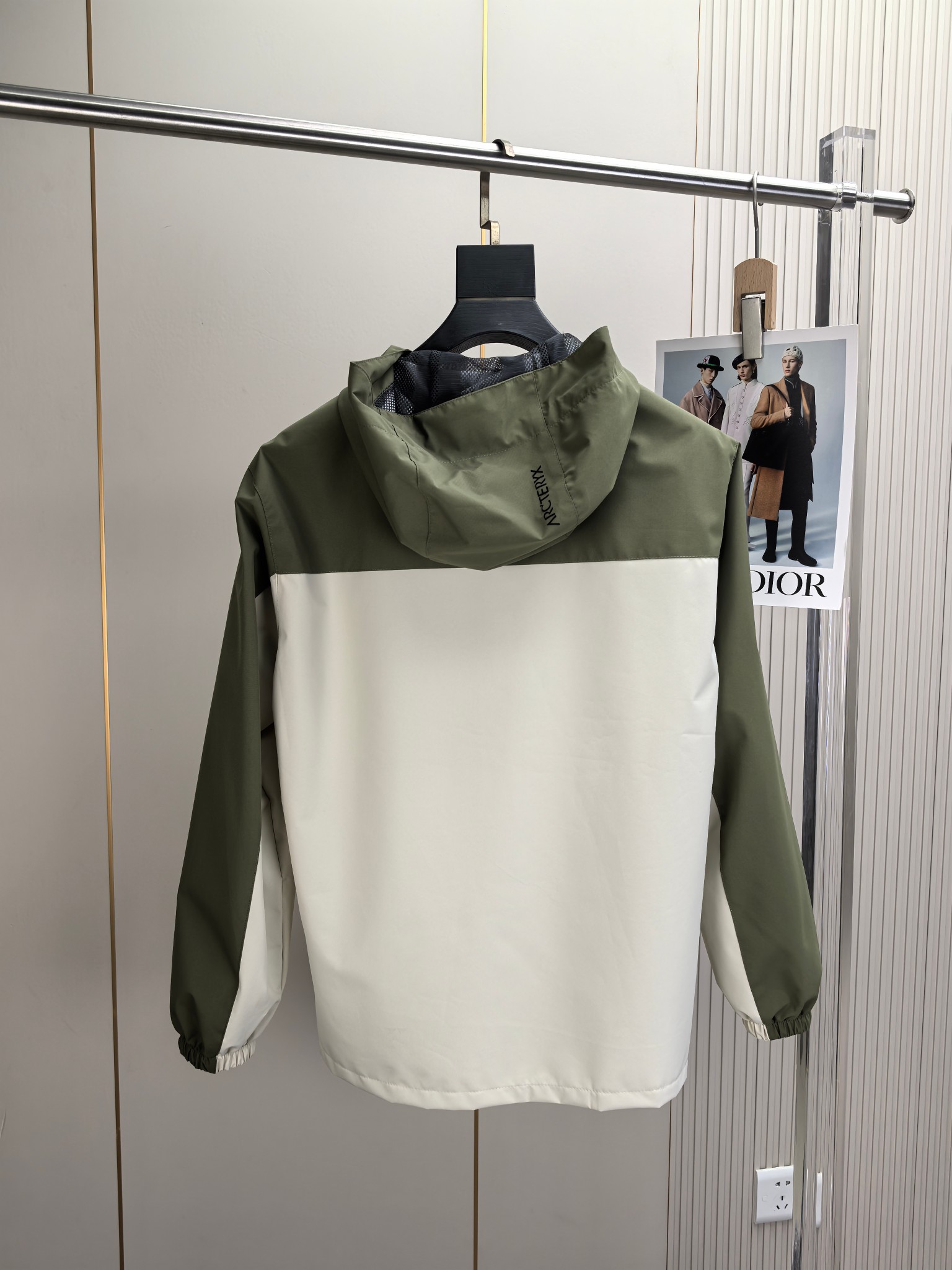 始祖鸟。2025最新款秋冬男士新品 防风防雨夹克冲锋衣！连帽外套更是秋冬衣橱里必不可少的一件！胸口刺绣L