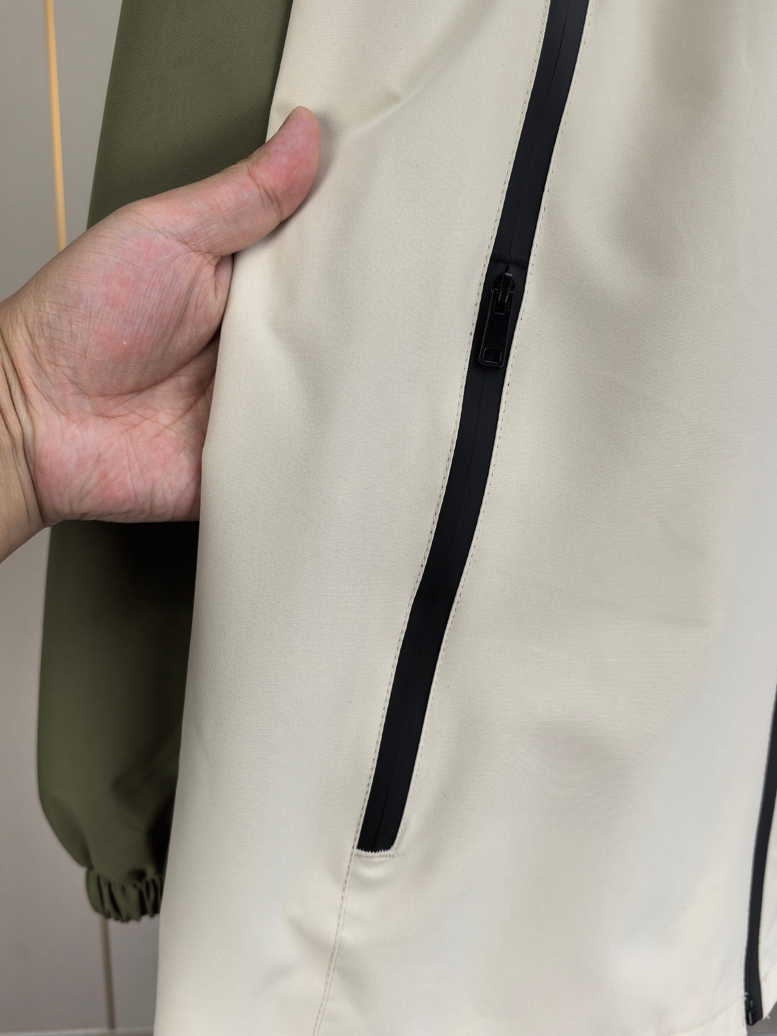 始祖鸟。2025最新款秋冬男士新品 防风防雨夹克冲锋衣！连帽外套更是秋冬衣橱里必不可少的一件！胸口刺绣L