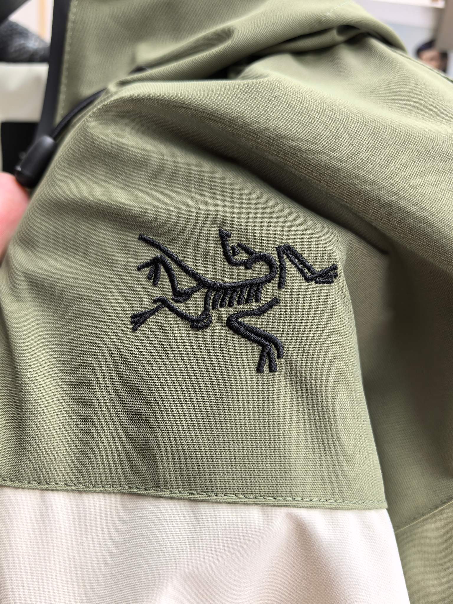 始祖鸟。2025最新款秋冬男士新品 防风防雨夹克冲锋衣！连帽外套更是秋冬衣橱里必不可少的一件！胸口刺绣L