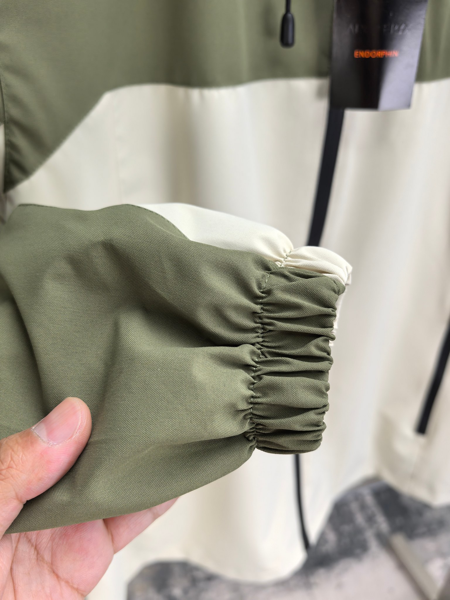 始祖鸟。2025最新款秋冬男士新品 防风防雨夹克冲锋衣！连帽外套更是秋冬衣橱里必不可少的一件！胸口刺绣L