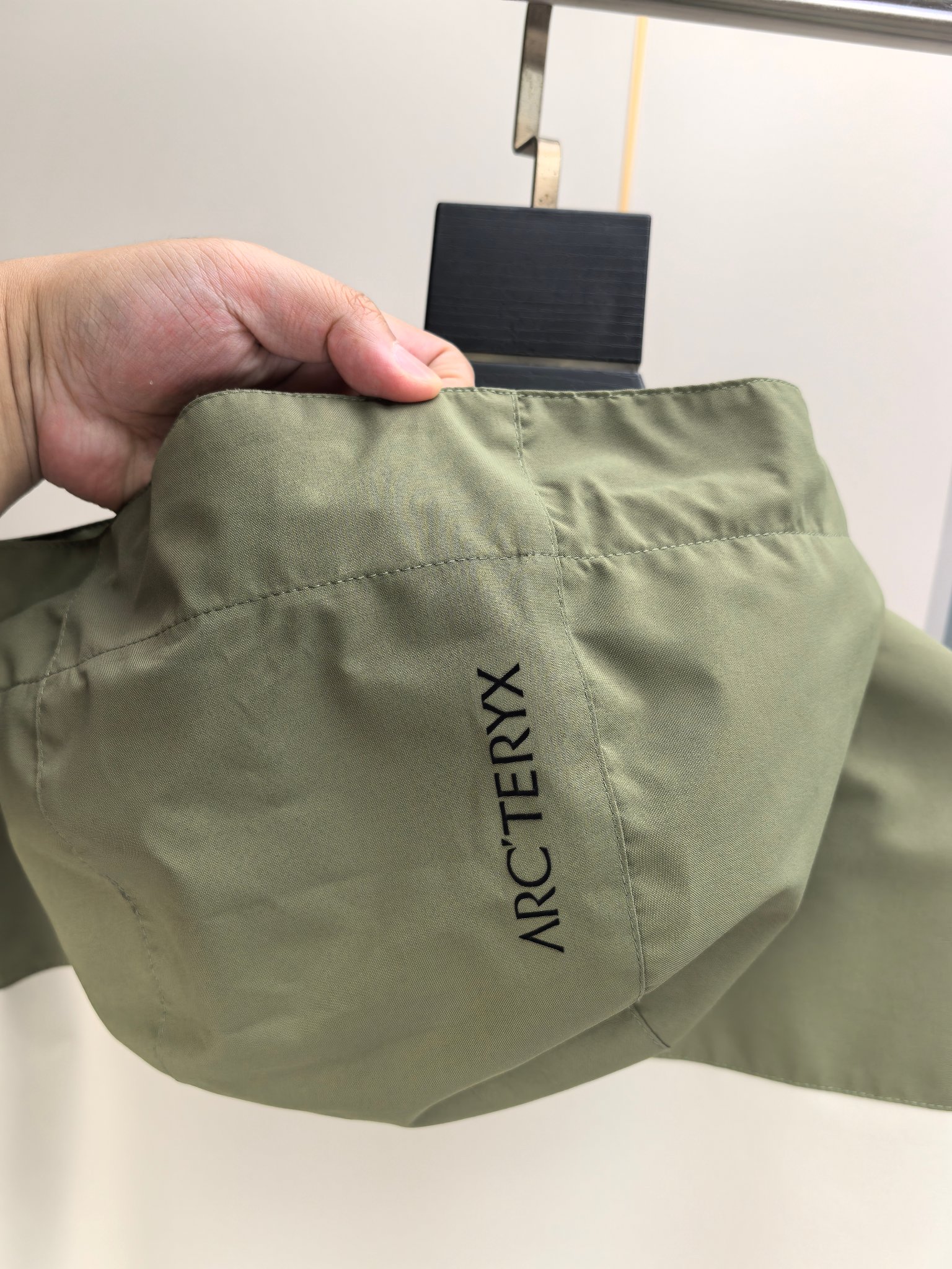 始祖鸟。2025最新款秋冬男士新品 防风防雨夹克冲锋衣！连帽外套更是秋冬衣橱里必不可少的一件！胸口刺绣L