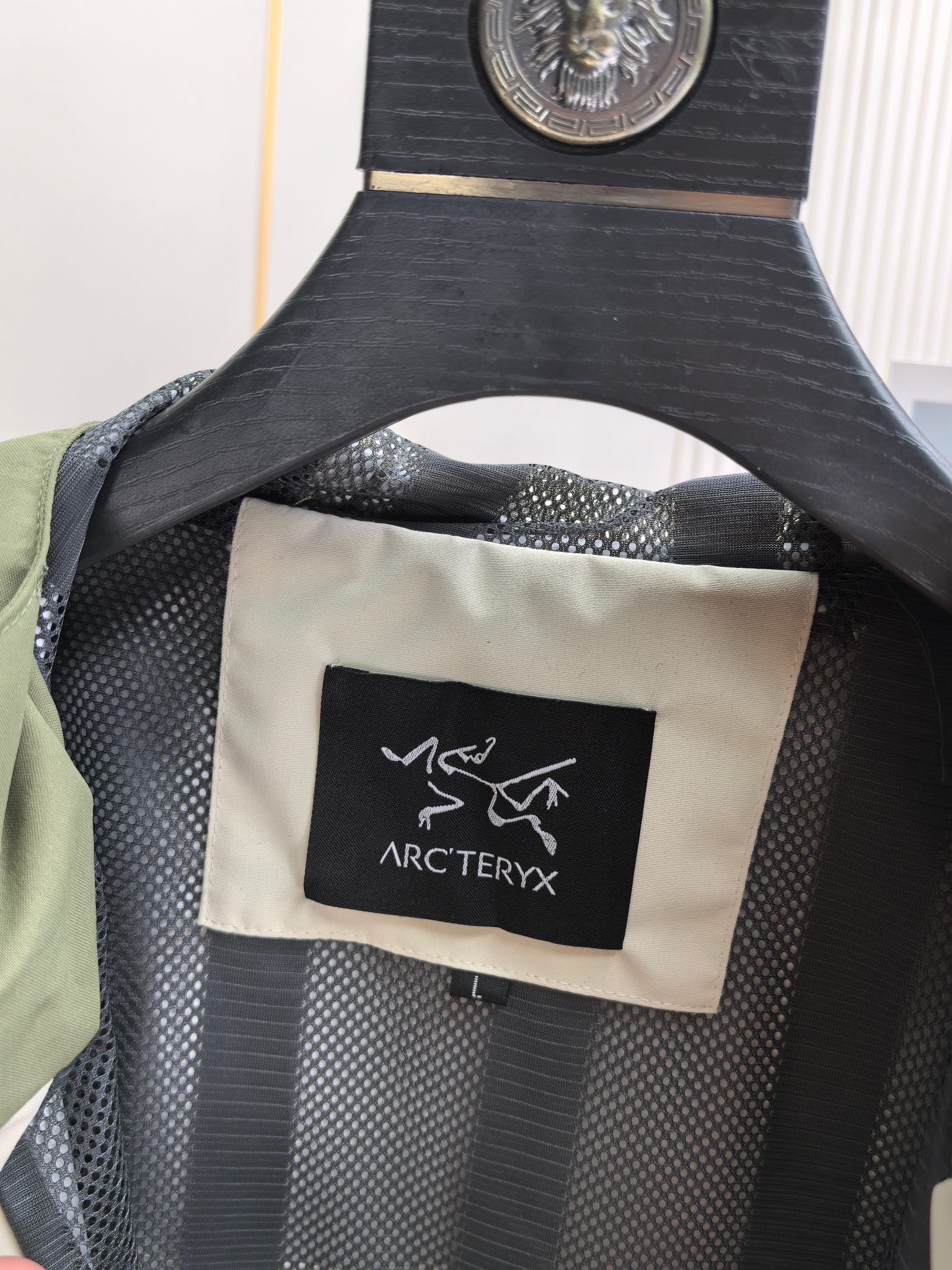 始祖鸟。2025最新款秋冬男士新品 防风防雨夹克冲锋衣！连帽外套更是秋冬衣橱里必不可少的一件！胸口刺绣L