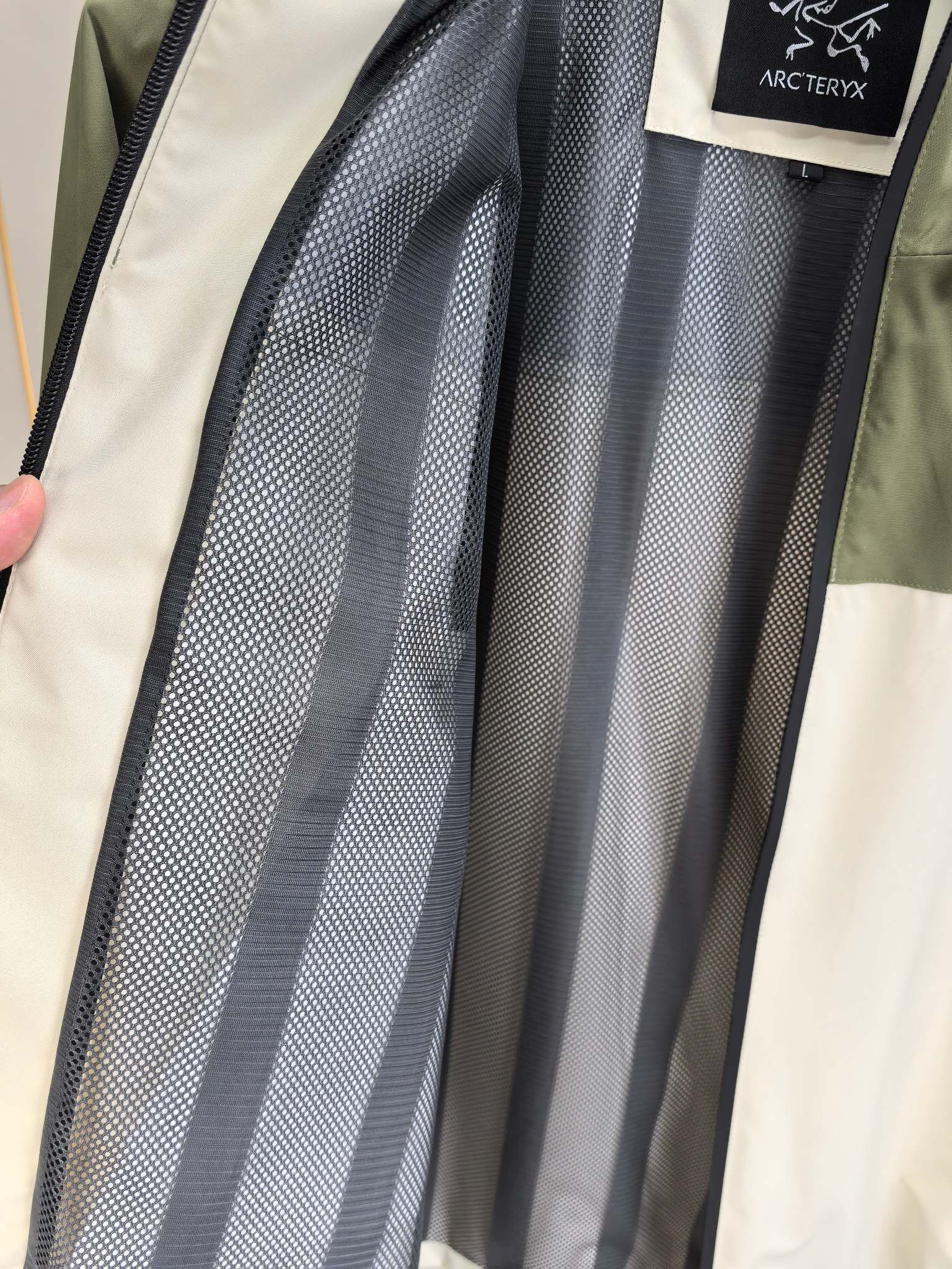 始祖鸟。2025最新款秋冬男士新品 防风防雨夹克冲锋衣！连帽外套更是秋冬衣橱里必不可少的一件！胸口刺绣L