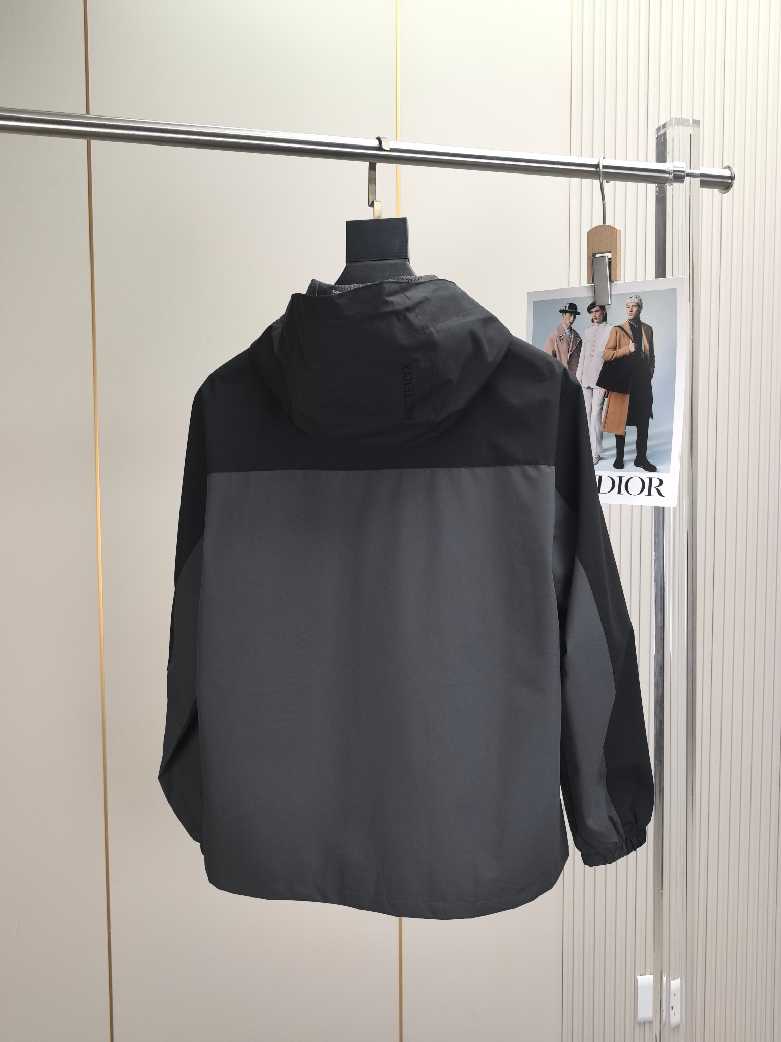 始祖鸟。2025最新款秋冬男士新品 防风防雨夹克冲锋衣！连帽外套更是秋冬衣橱里必不可少的一件！胸口刺绣L