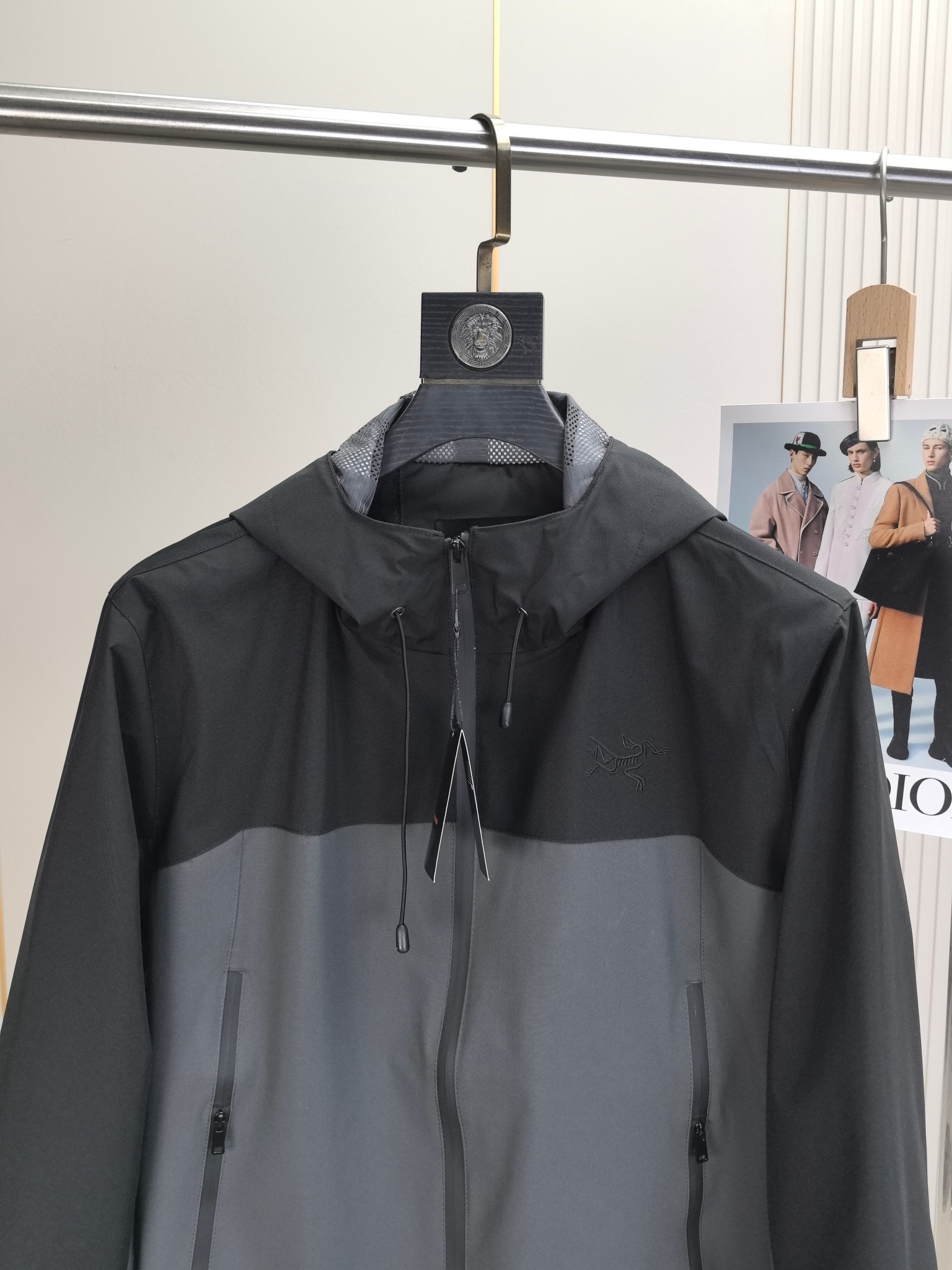 始祖鸟。2025最新款秋冬男士新品 防风防雨夹克冲锋衣！连帽外套更是秋冬衣橱里必不可少的一件！胸口刺绣L