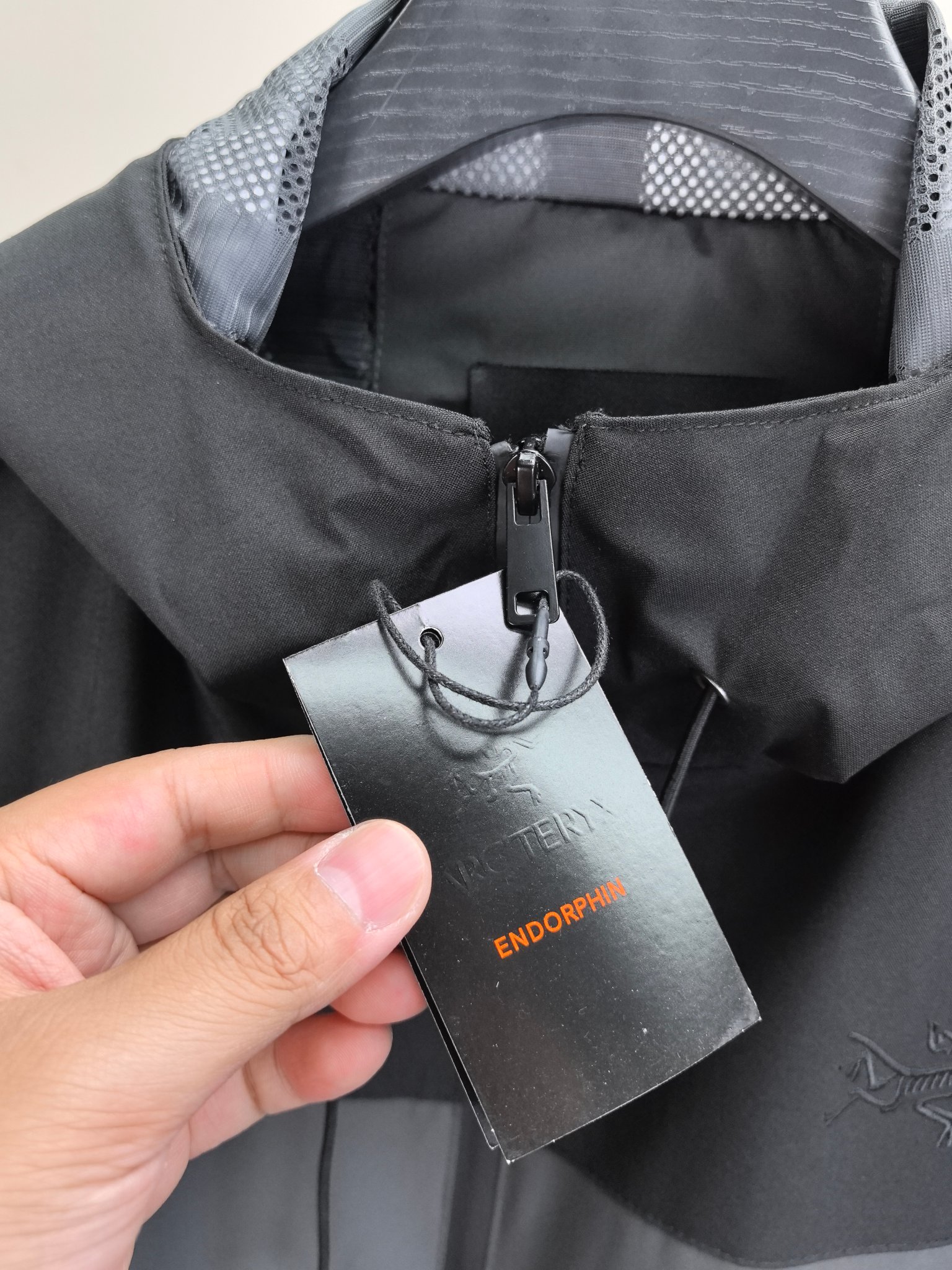 始祖鸟。2025最新款秋冬男士新品 防风防雨夹克冲锋衣！连帽外套更是秋冬衣橱里必不可少的一件！胸口刺绣L