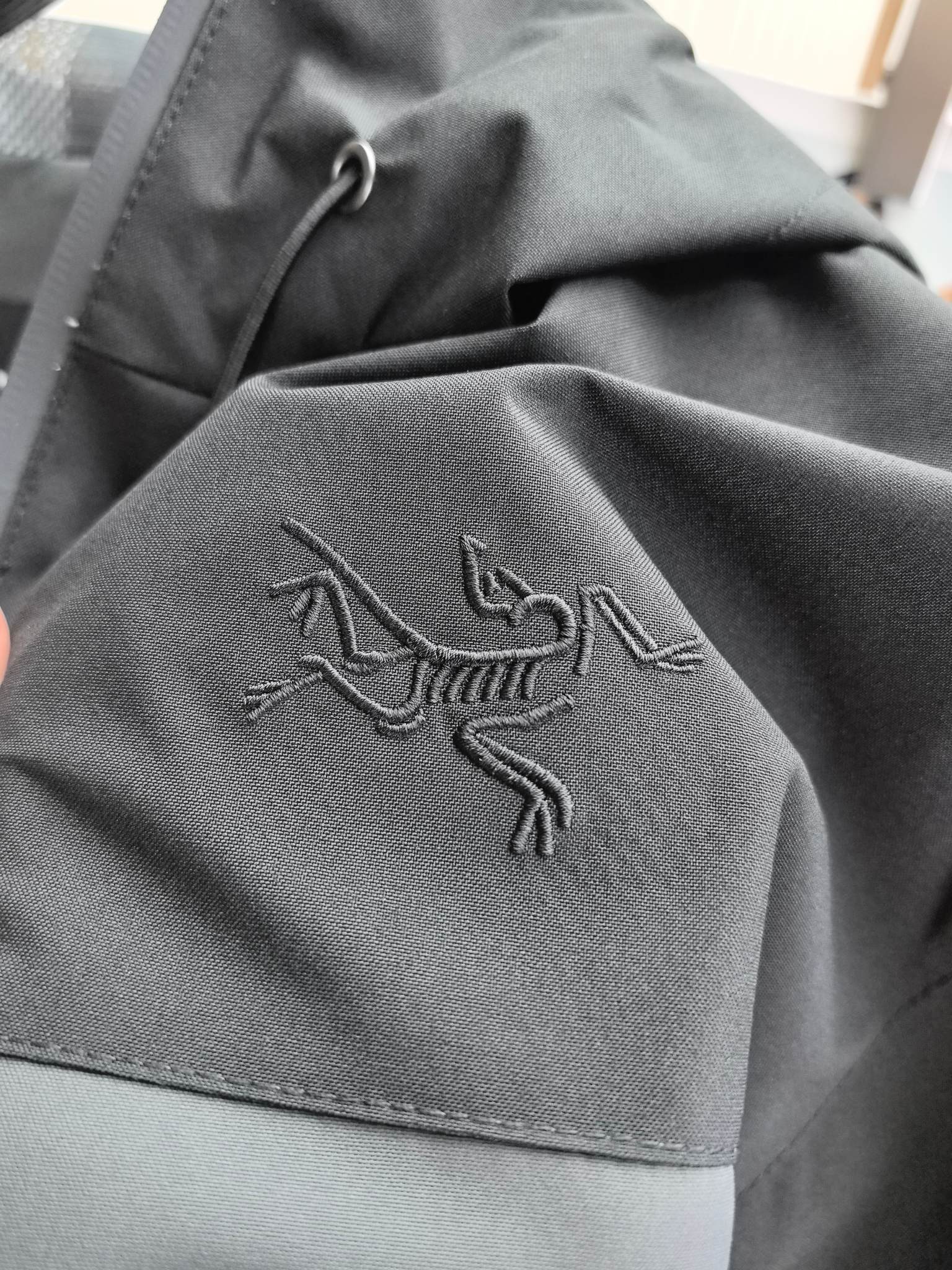 始祖鸟。2025最新款秋冬男士新品 防风防雨夹克冲锋衣！连帽外套更是秋冬衣橱里必不可少的一件！胸口刺绣L