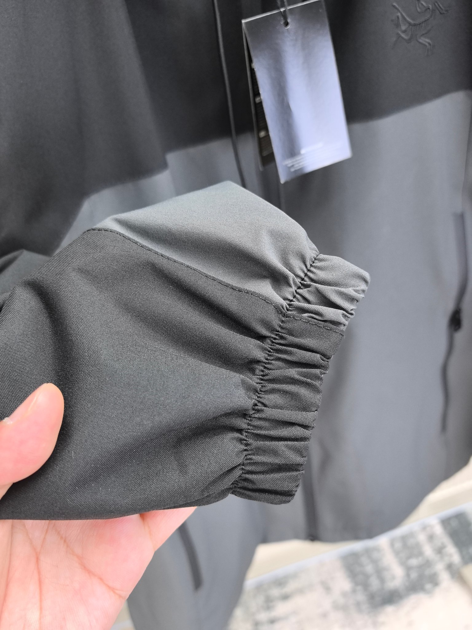 始祖鸟。2025最新款秋冬男士新品 防风防雨夹克冲锋衣！连帽外套更是秋冬衣橱里必不可少的一件！胸口刺绣L