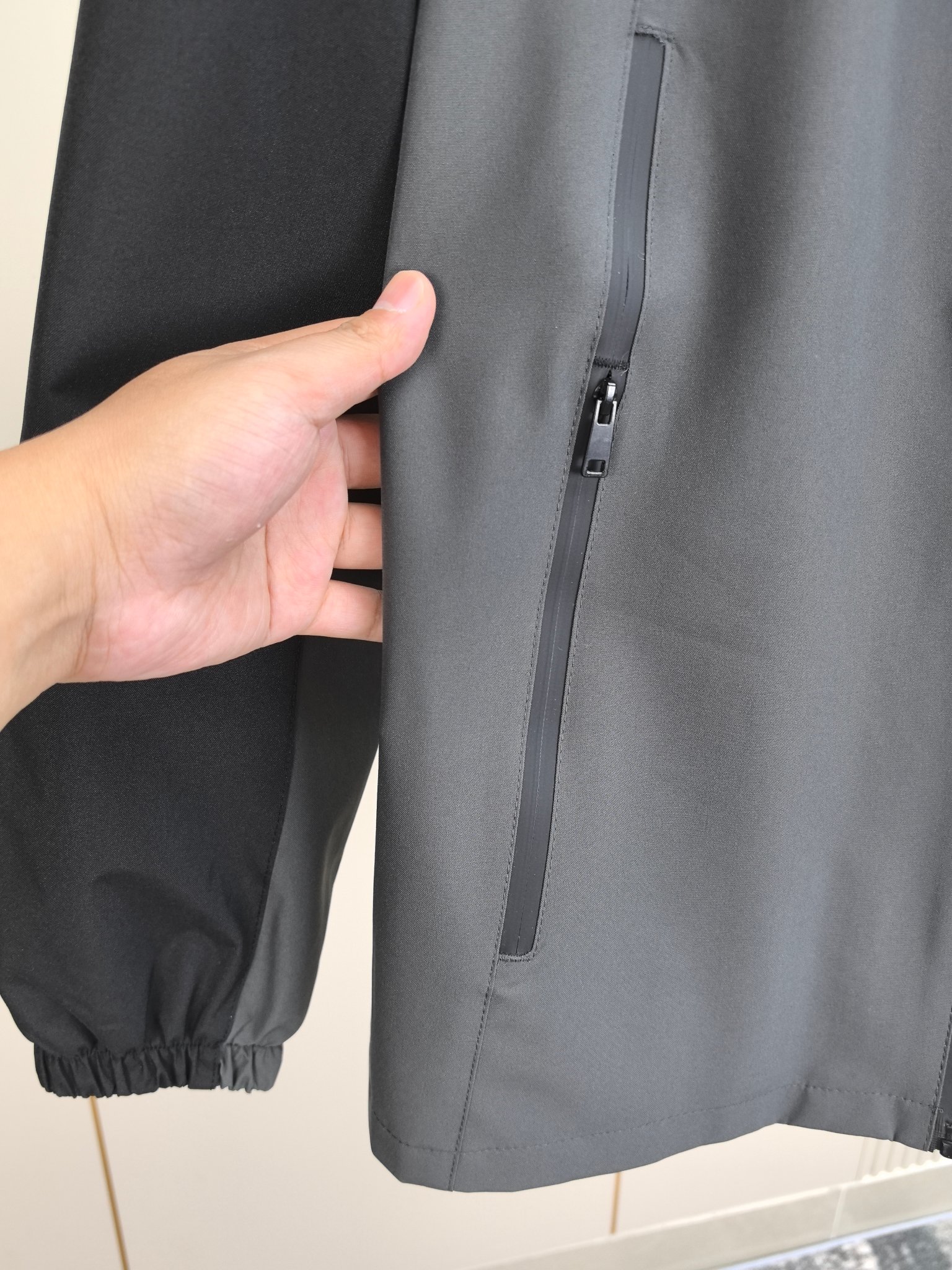 始祖鸟。2025最新款秋冬男士新品 防风防雨夹克冲锋衣！连帽外套更是秋冬衣橱里必不可少的一件！胸口刺绣L