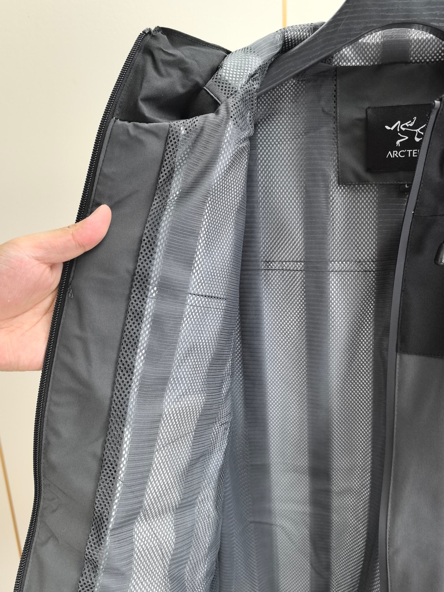 始祖鸟。2025最新款秋冬男士新品 防风防雨夹克冲锋衣！连帽外套更是秋冬衣橱里必不可少的一件！胸口刺绣L