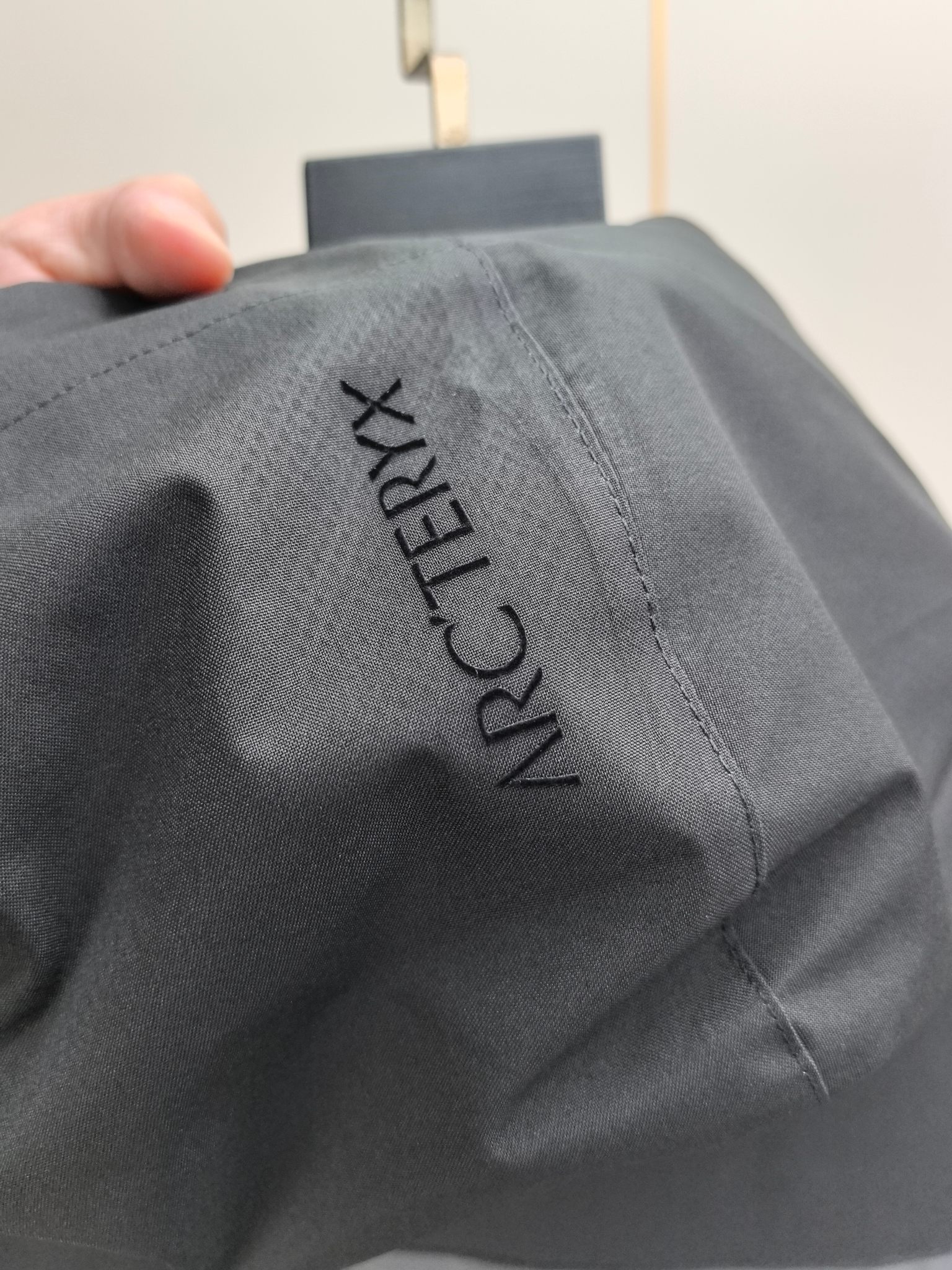 始祖鸟。2025最新款秋冬男士新品 防风防雨夹克冲锋衣！连帽外套更是秋冬衣橱里必不可少的一件！胸口刺绣L