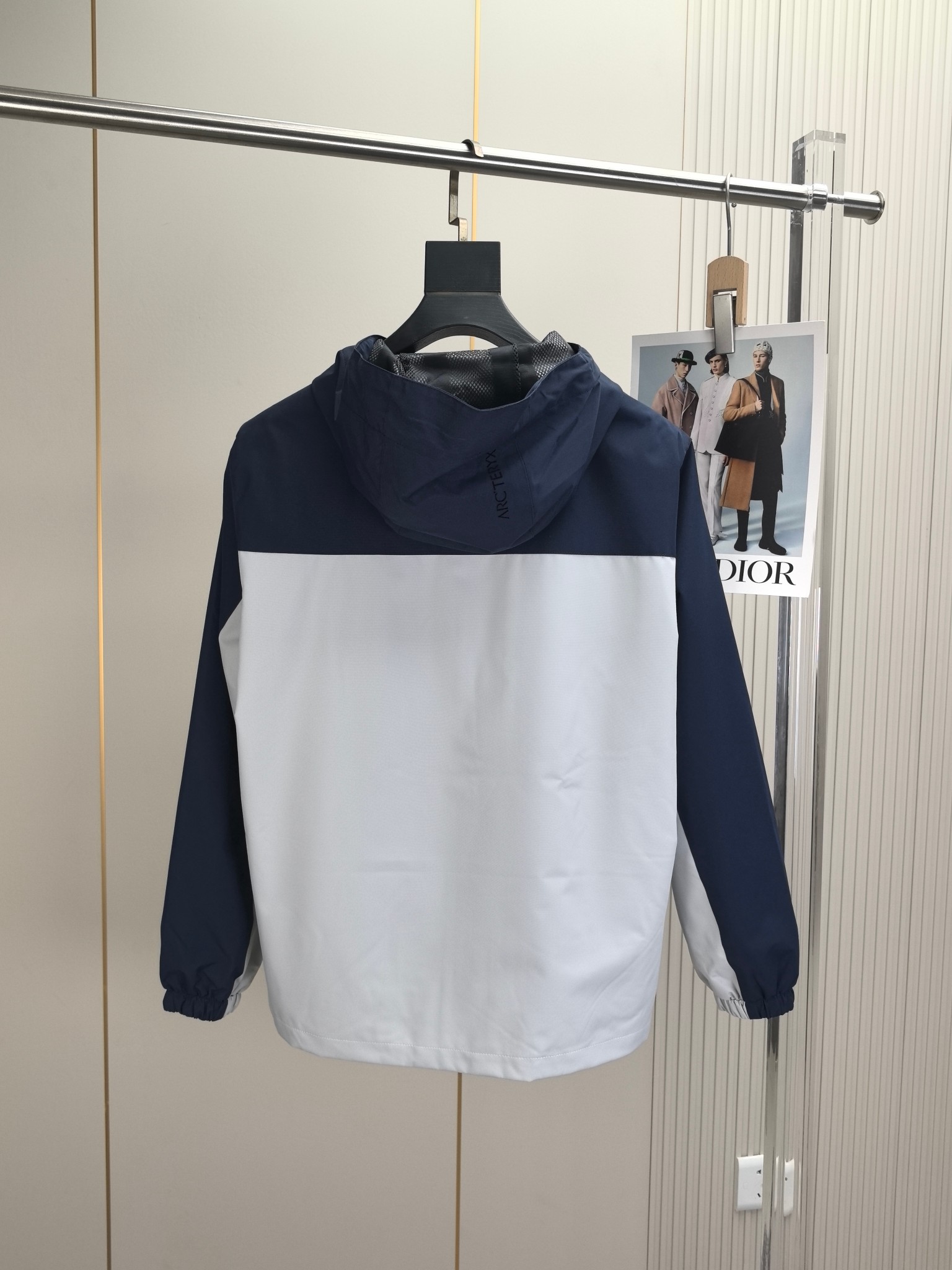 始祖鸟。2025最新款秋冬男士新品 防风防雨夹克冲锋衣！连帽外套更是秋冬衣橱里必不可少的一件！胸口刺绣L