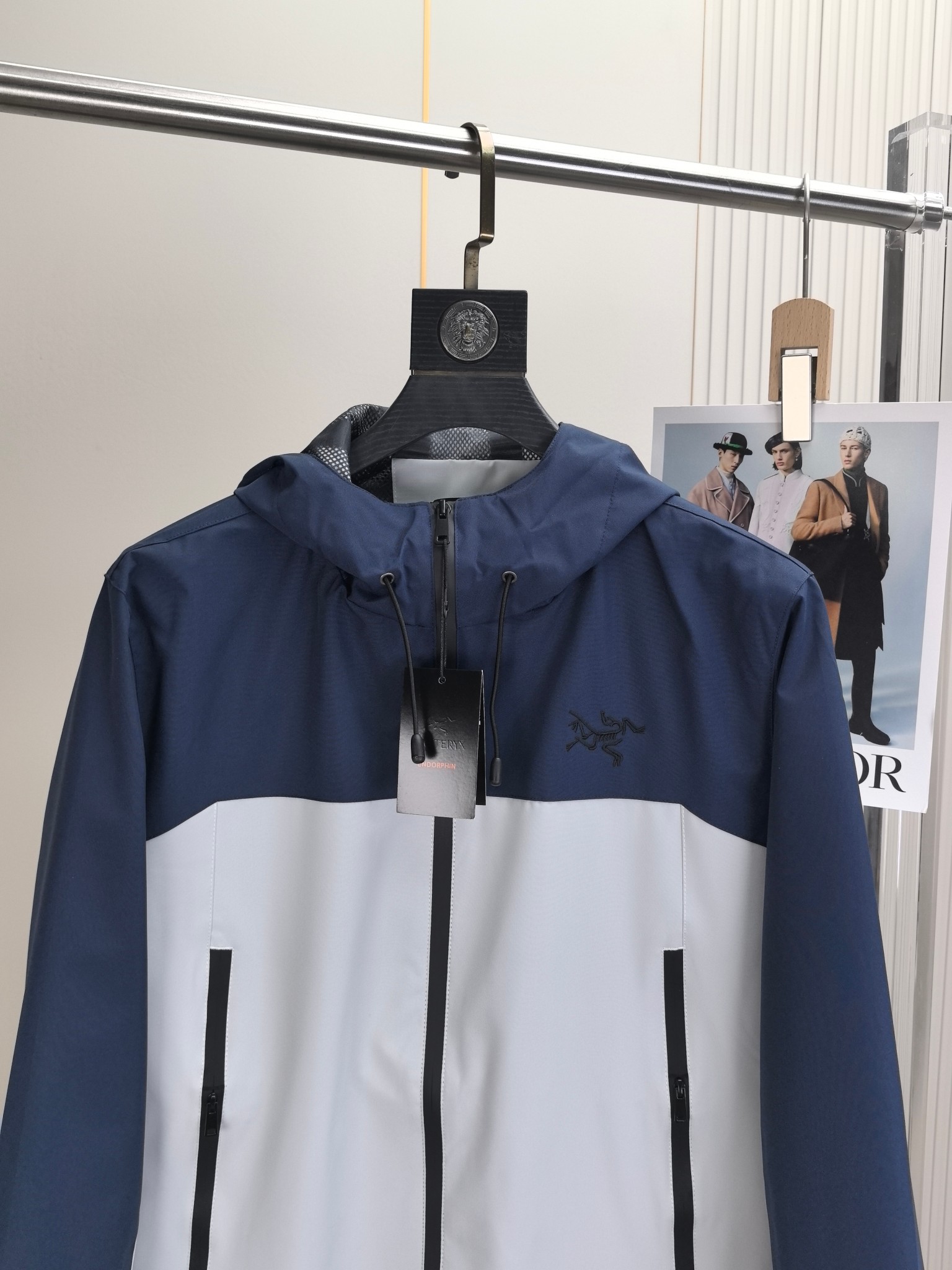 始祖鸟。2025最新款秋冬男士新品 防风防雨夹克冲锋衣！连帽外套更是秋冬衣橱里必不可少的一件！胸口刺绣L