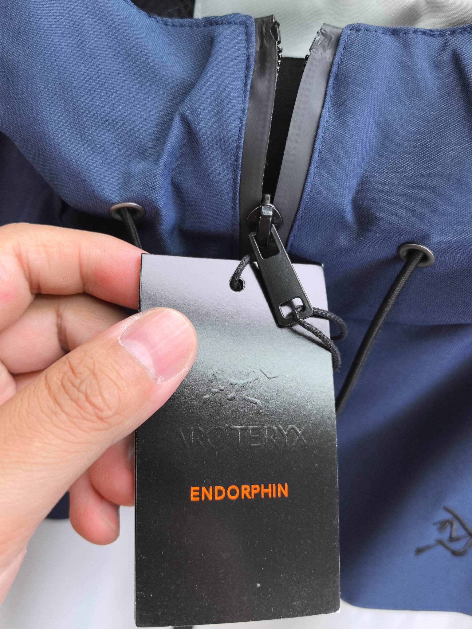 始祖鸟。2025最新款秋冬男士新品 防风防雨夹克冲锋衣！连帽外套更是秋冬衣橱里必不可少的一件！胸口刺绣L