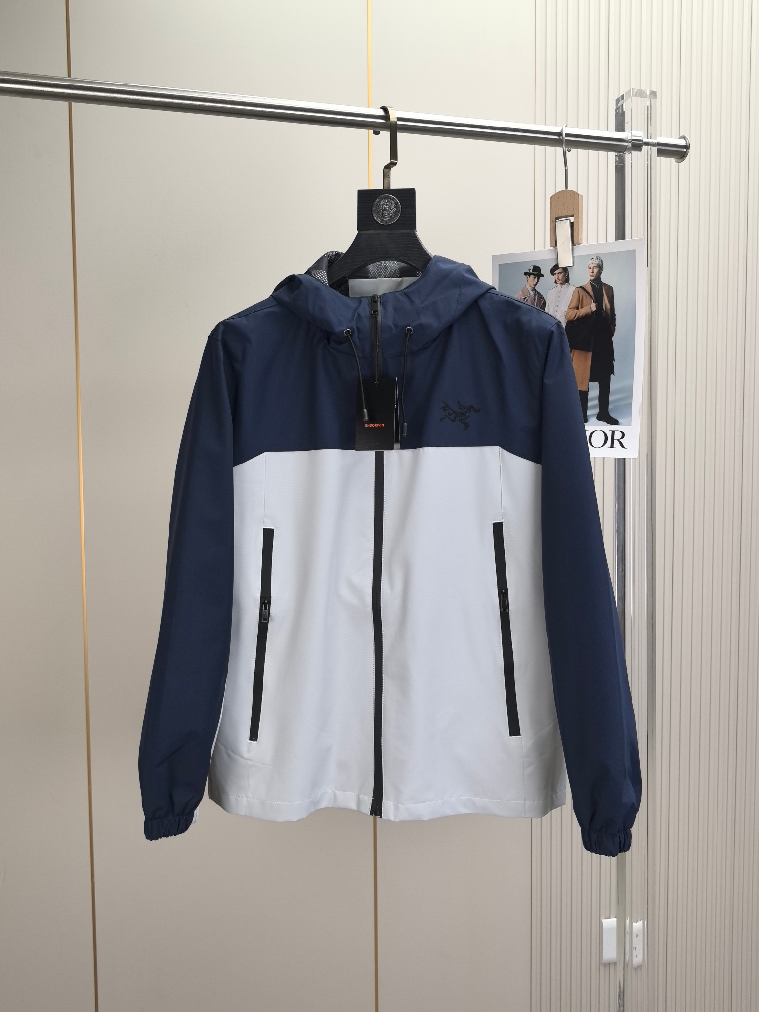 始祖鸟。2025最新款秋冬男士新品 防风防雨夹克冲锋衣！连帽外套更是秋冬衣橱里必不可少的一件！胸口刺绣L