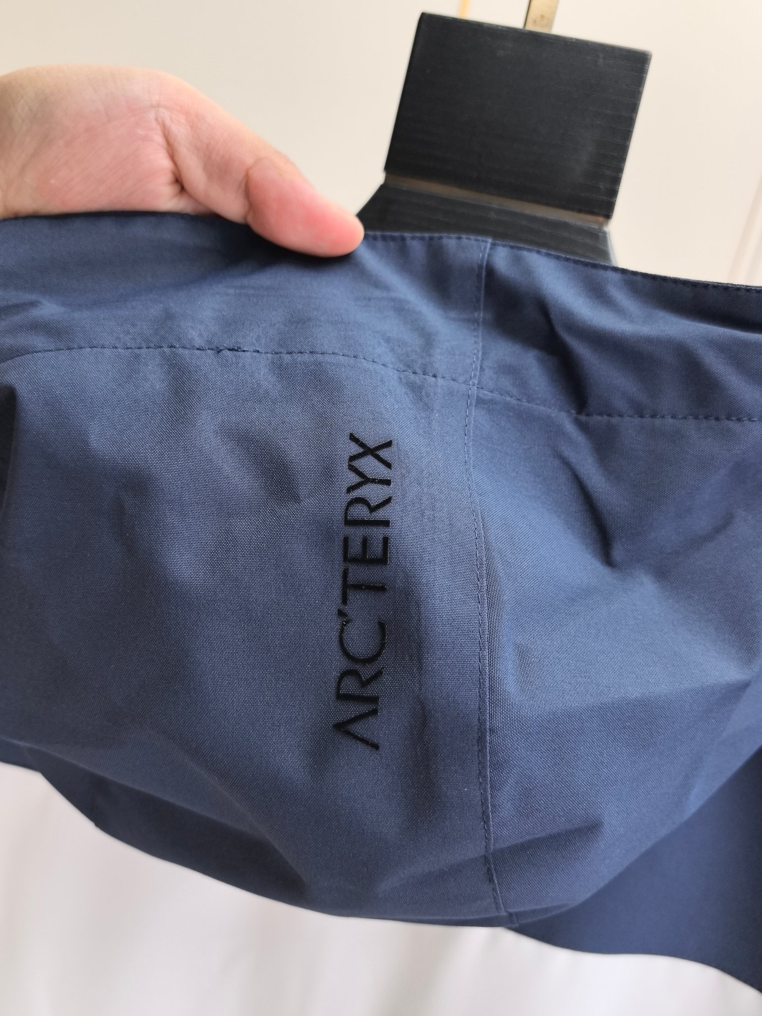 始祖鸟。2025最新款秋冬男士新品 防风防雨夹克冲锋衣！连帽外套更是秋冬衣橱里必不可少的一件！胸口刺绣L