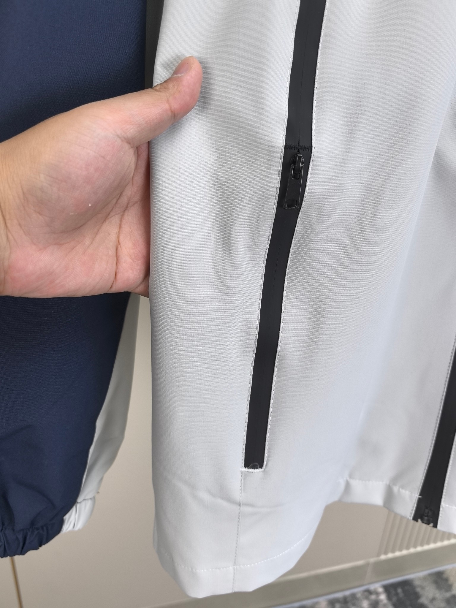 始祖鸟。2025最新款秋冬男士新品 防风防雨夹克冲锋衣！连帽外套更是秋冬衣橱里必不可少的一件！胸口刺绣L